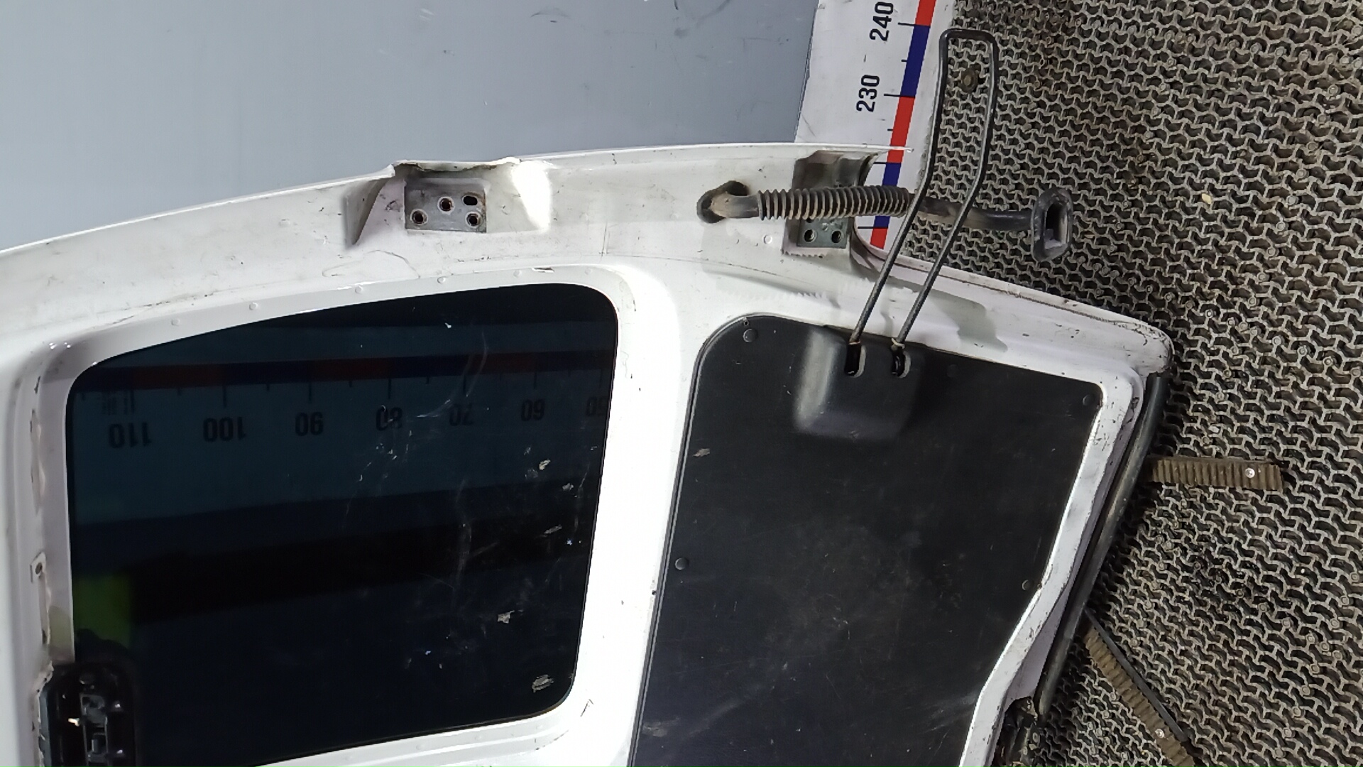 Дверь багажника левая