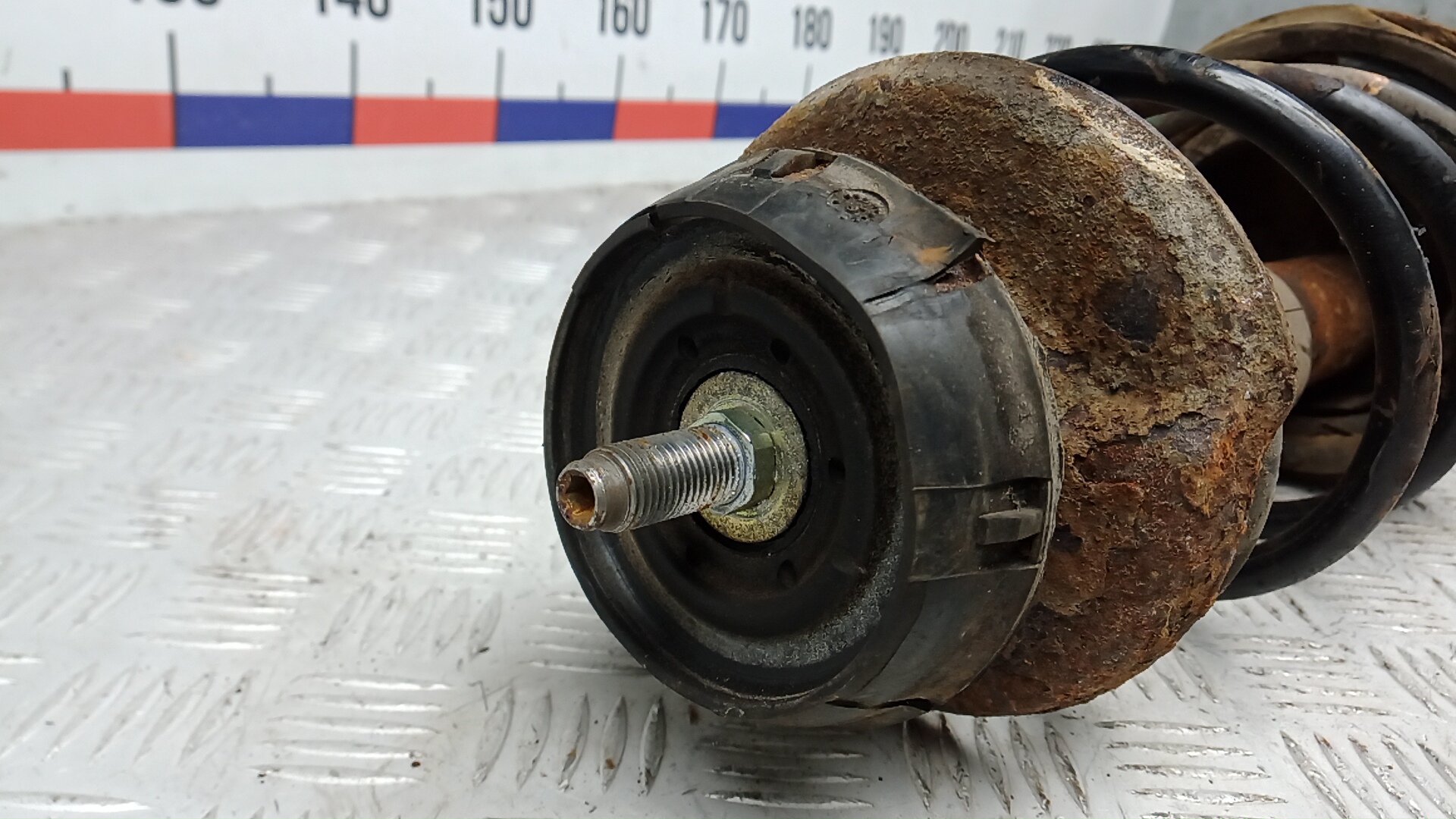 Амортизатор передний левый