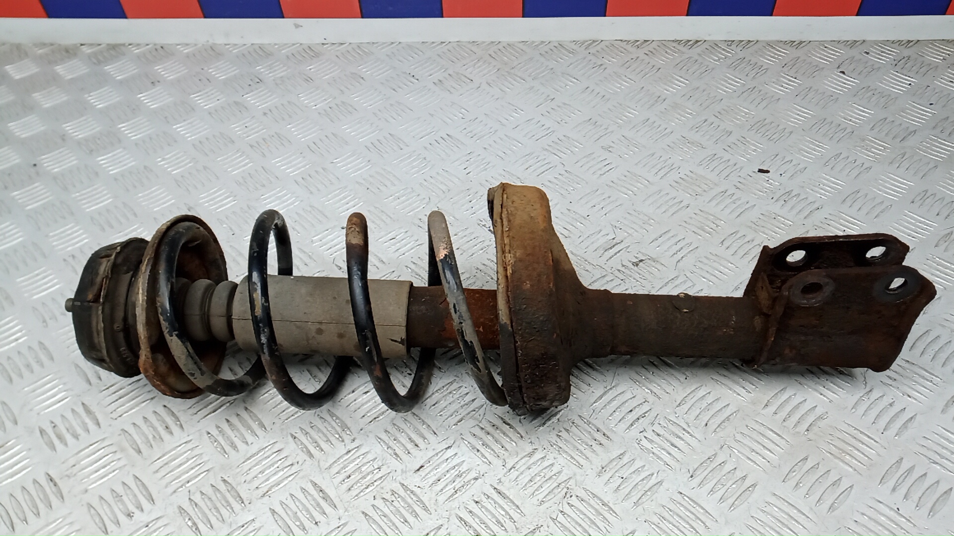 Амортизатор передний левый