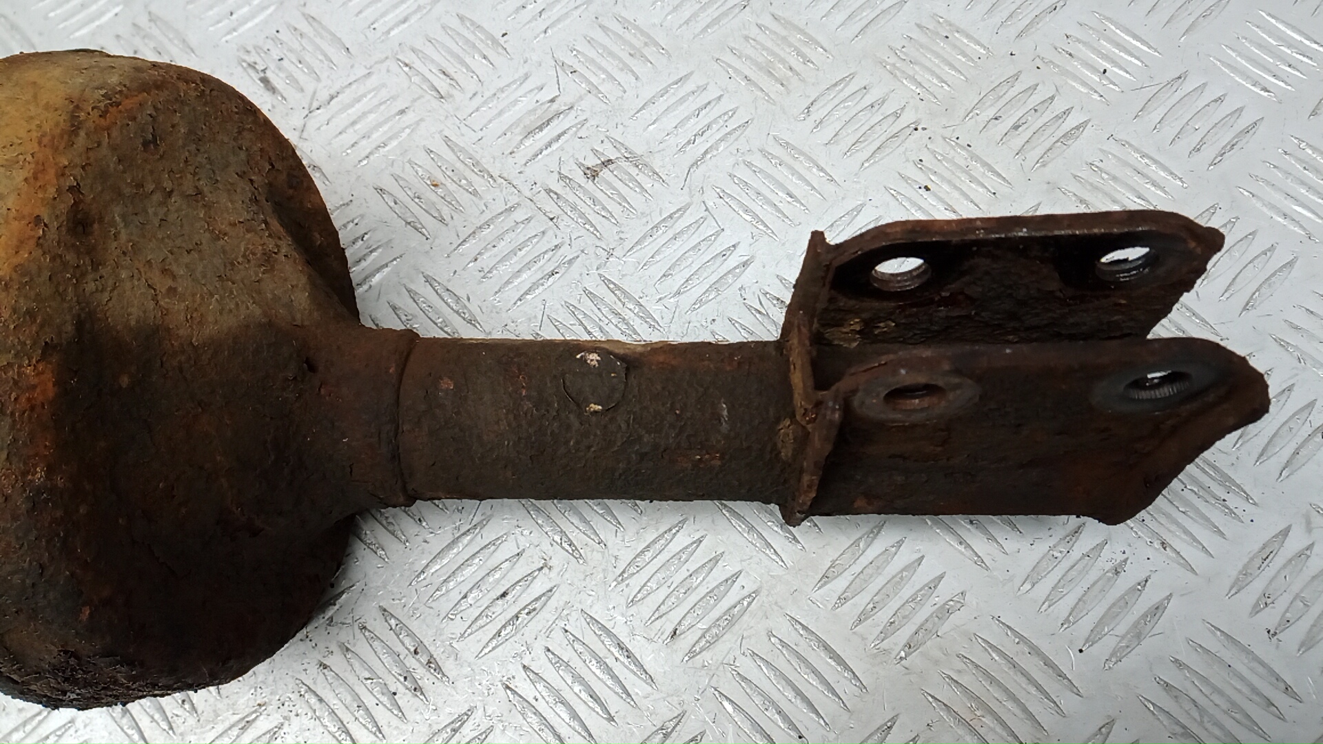 Амортизатор передний левый