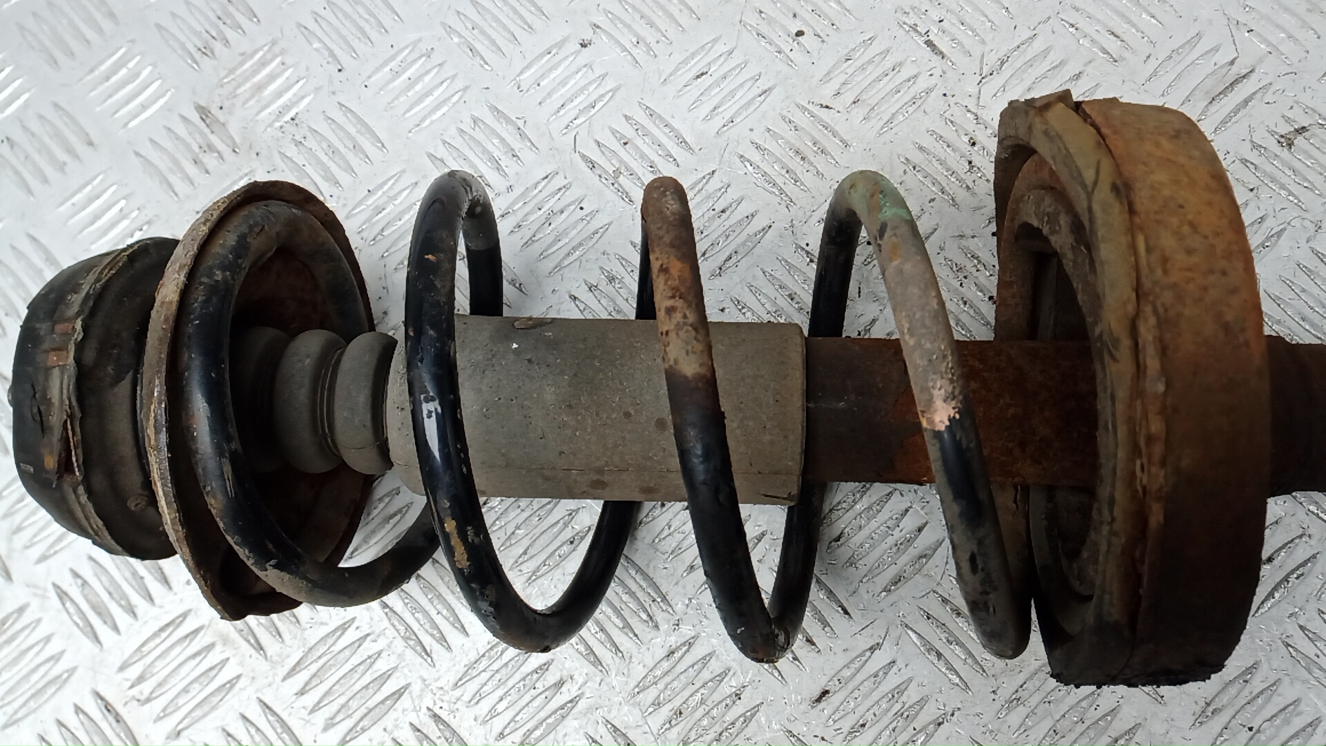 Амортизатор передний левый