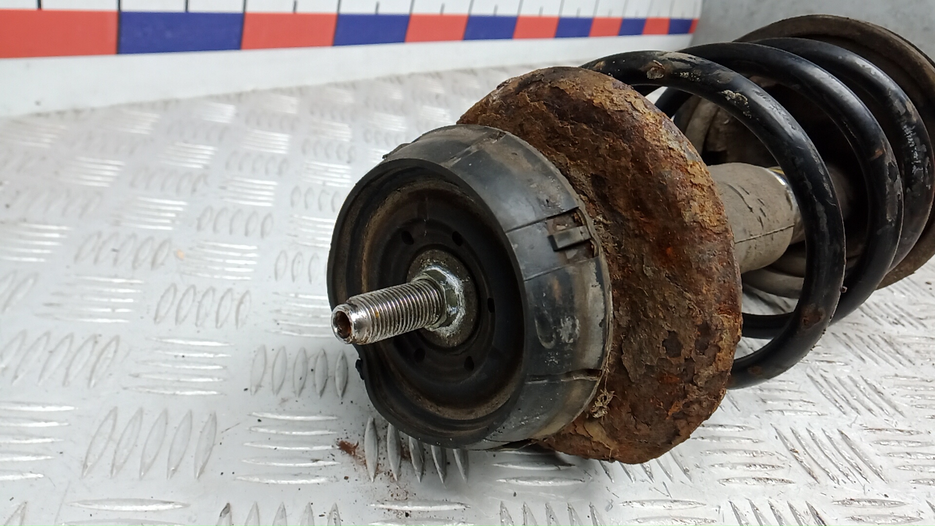 Амортизатор передний правый