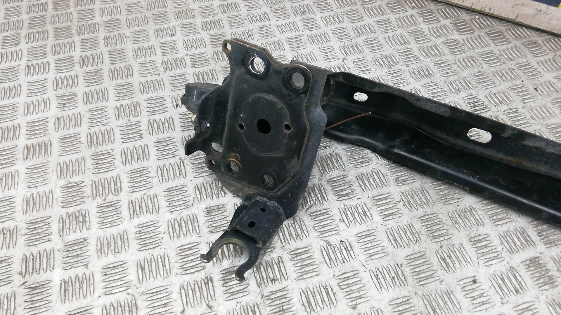 Кронштейн усилителя переднего бампера