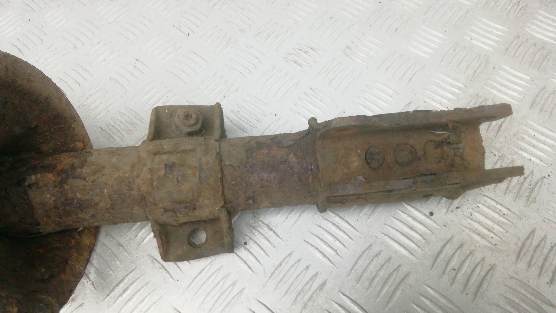 Амортизатор передний левый