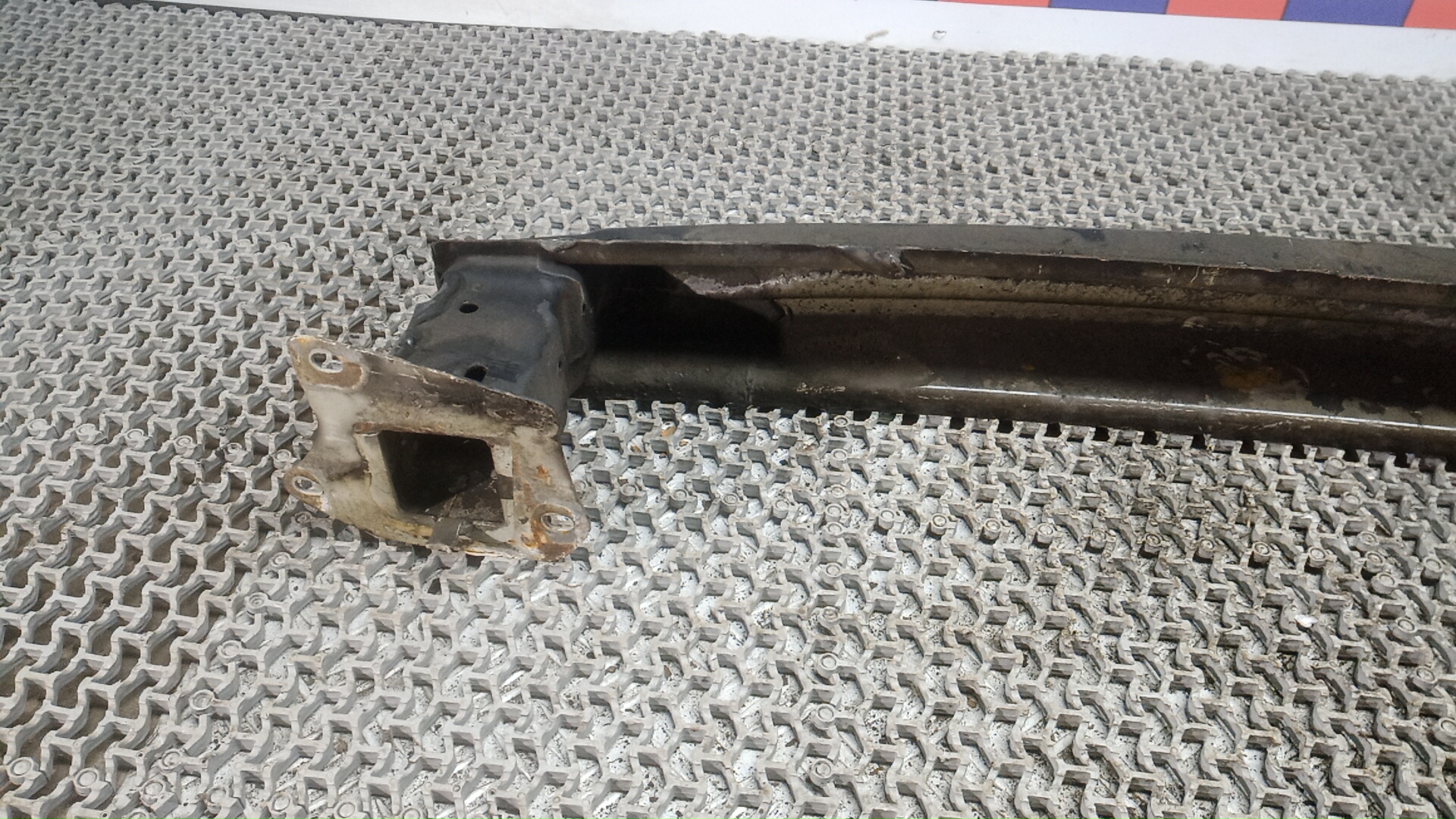 Усилитель заднего бампера