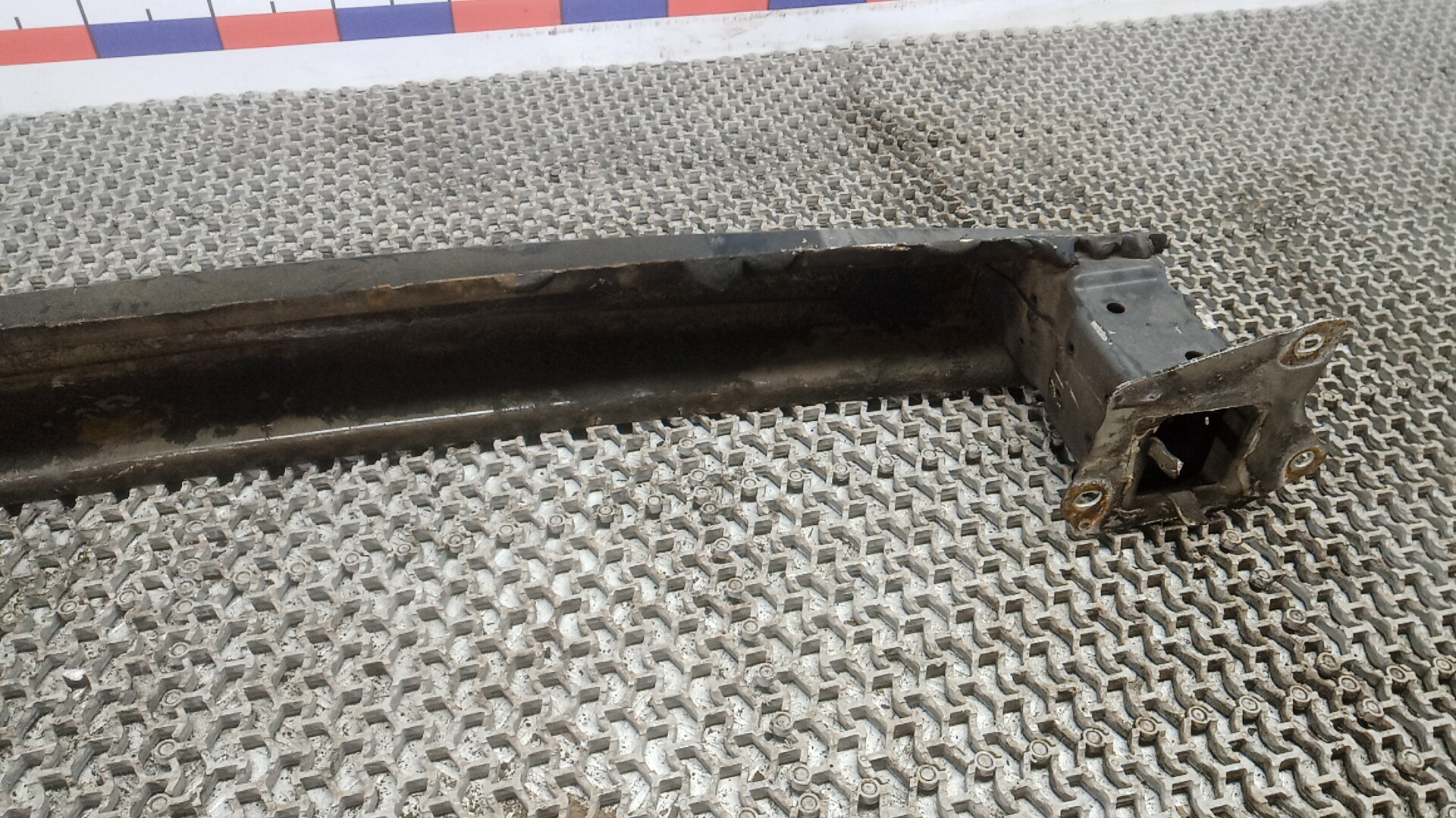 Усилитель заднего бампера