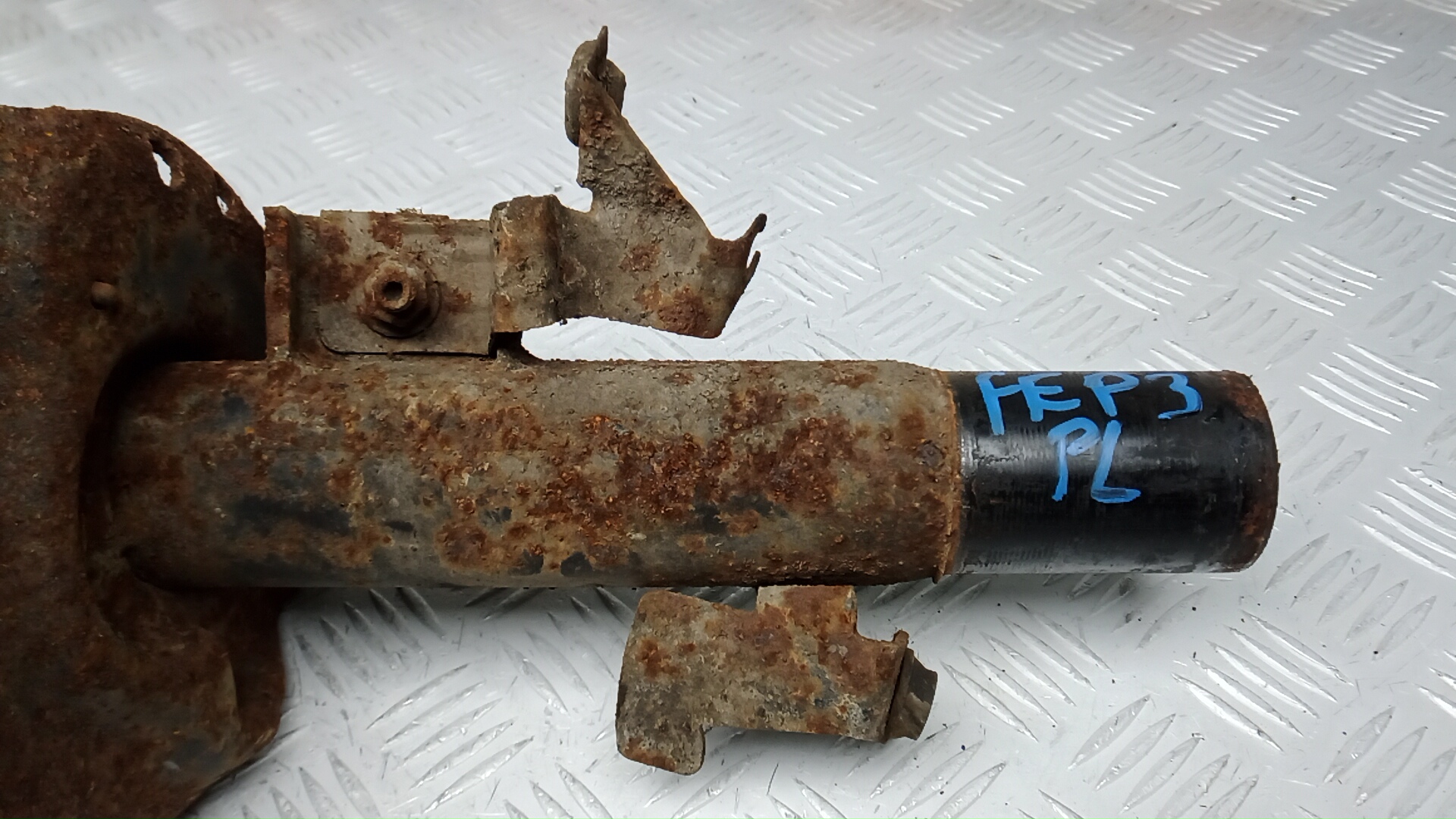 Амортизатор передний левый