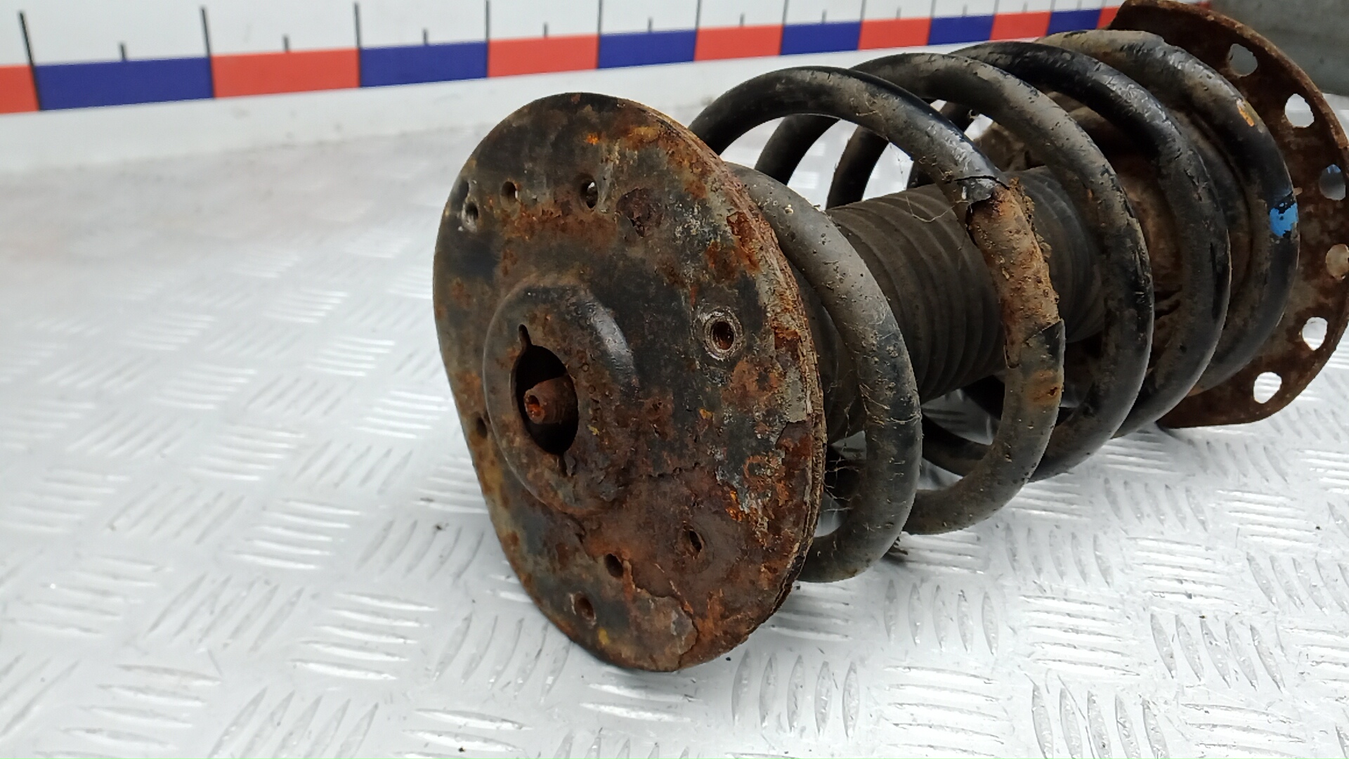 Амортизатор передний левый