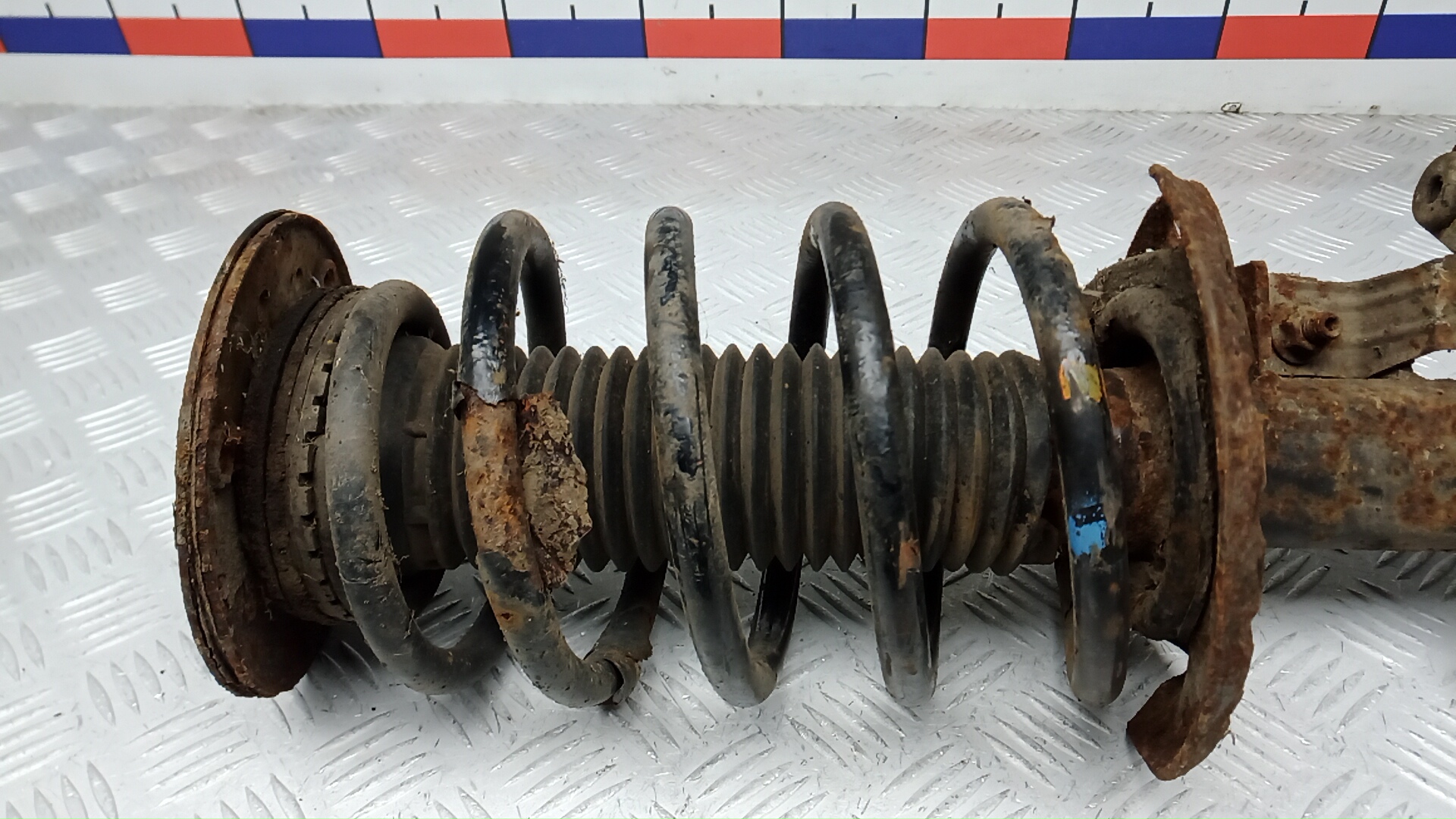 Амортизатор передний левый