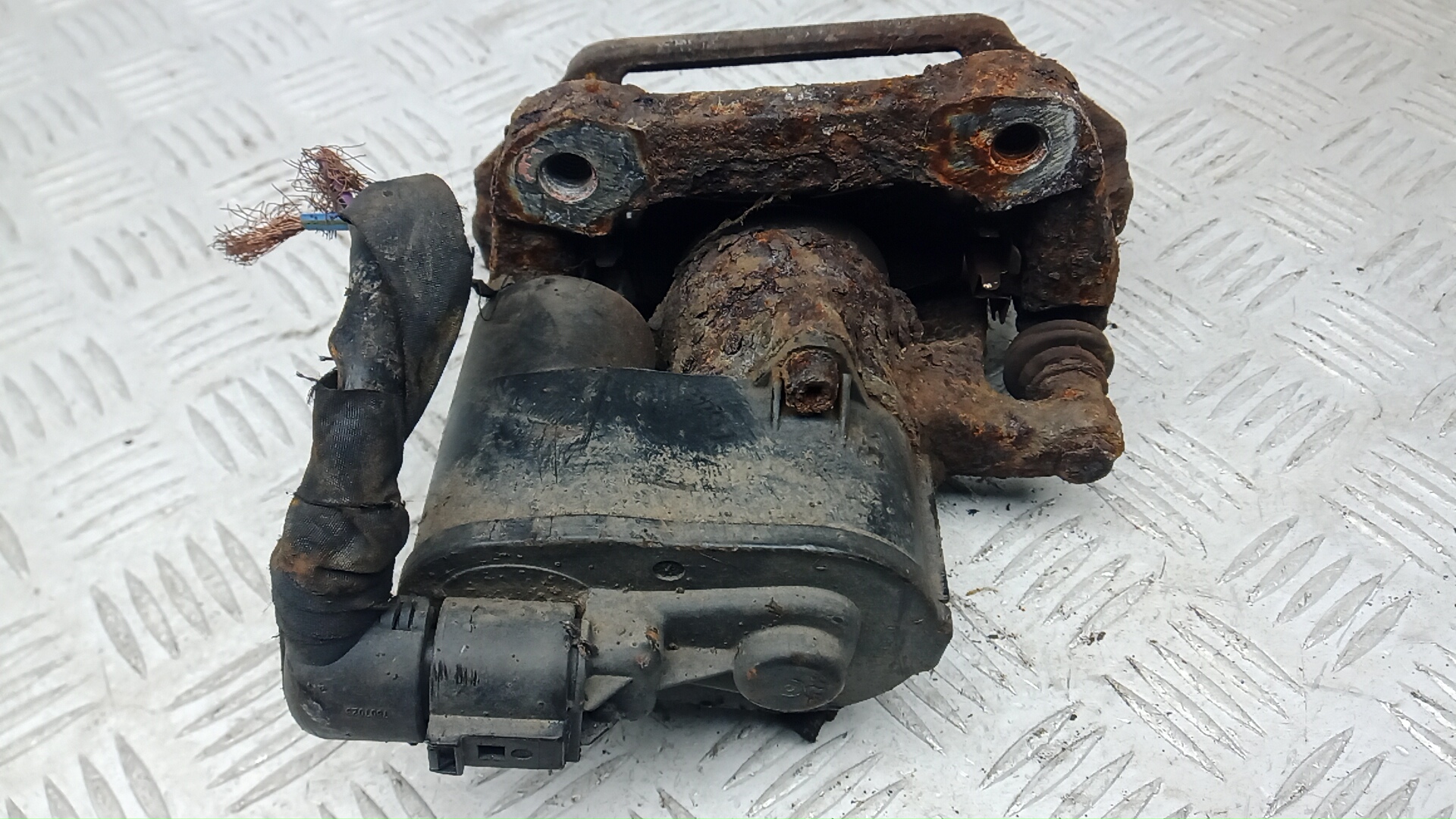 Суппорт задний левый