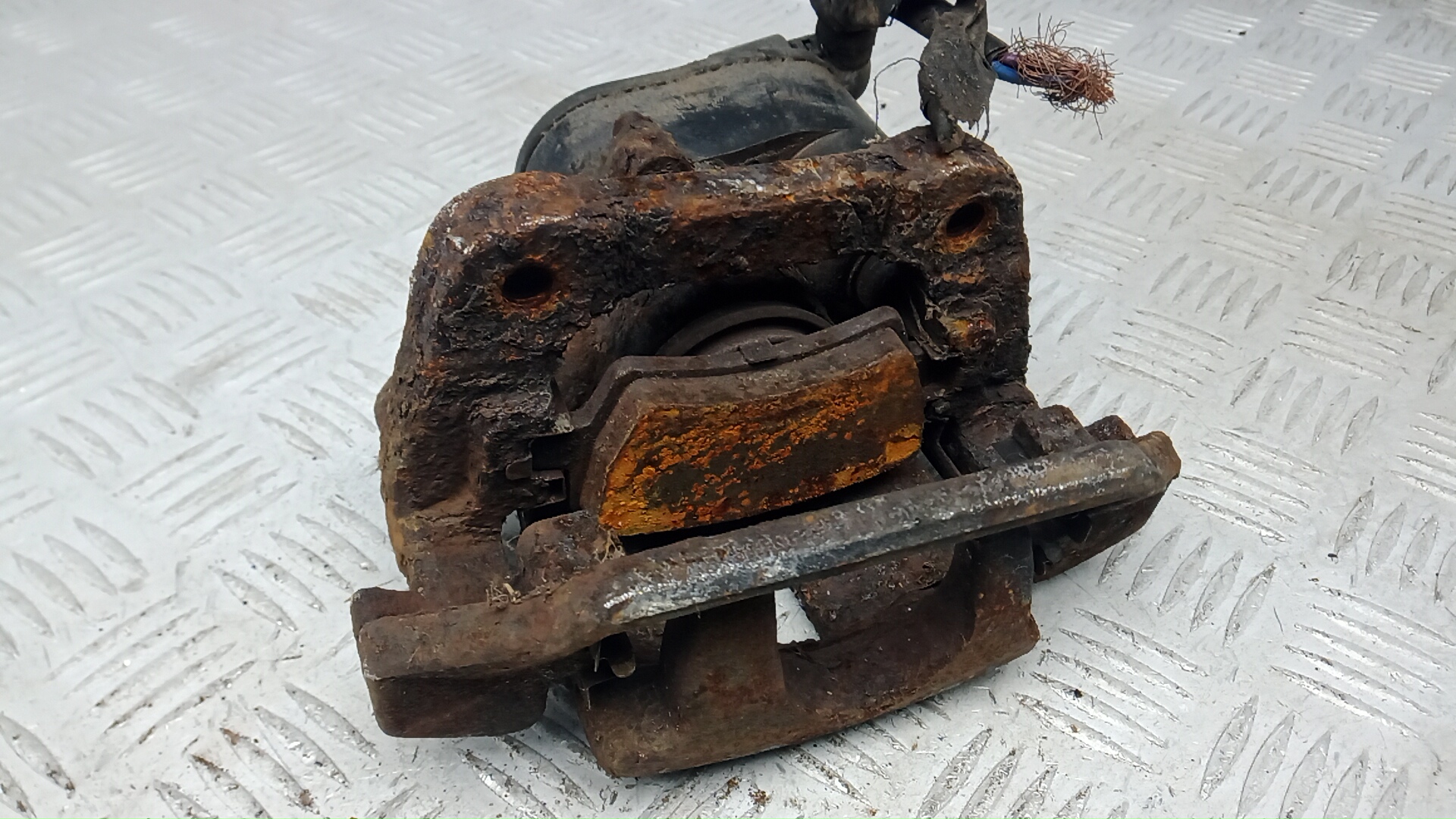 Суппорт задний левый