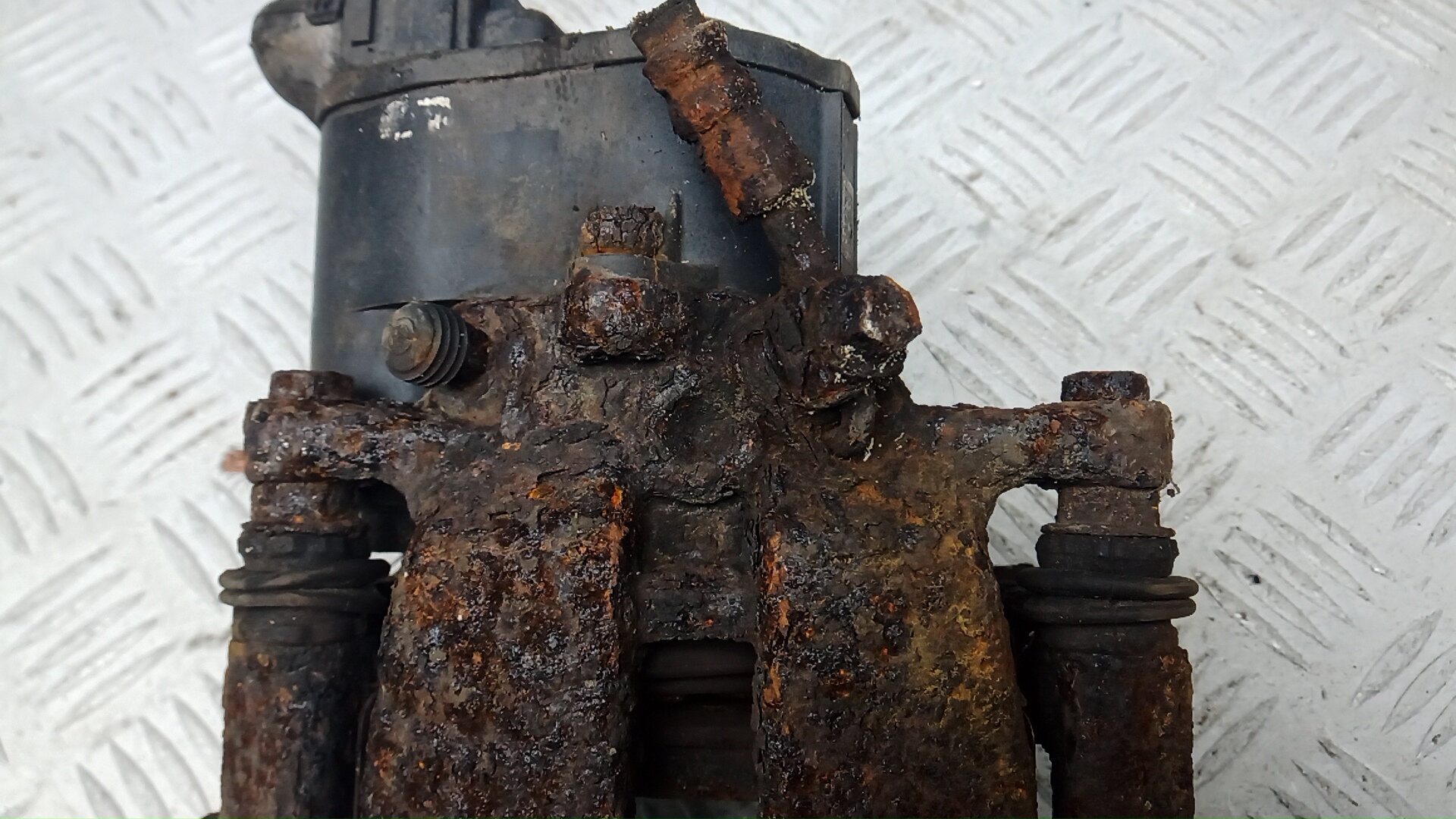 Суппорт задний левый