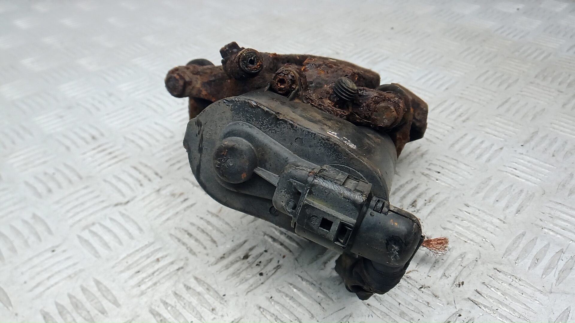 Суппорт задний левый