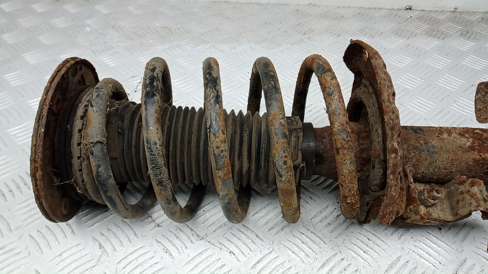 Амортизатор передний правый