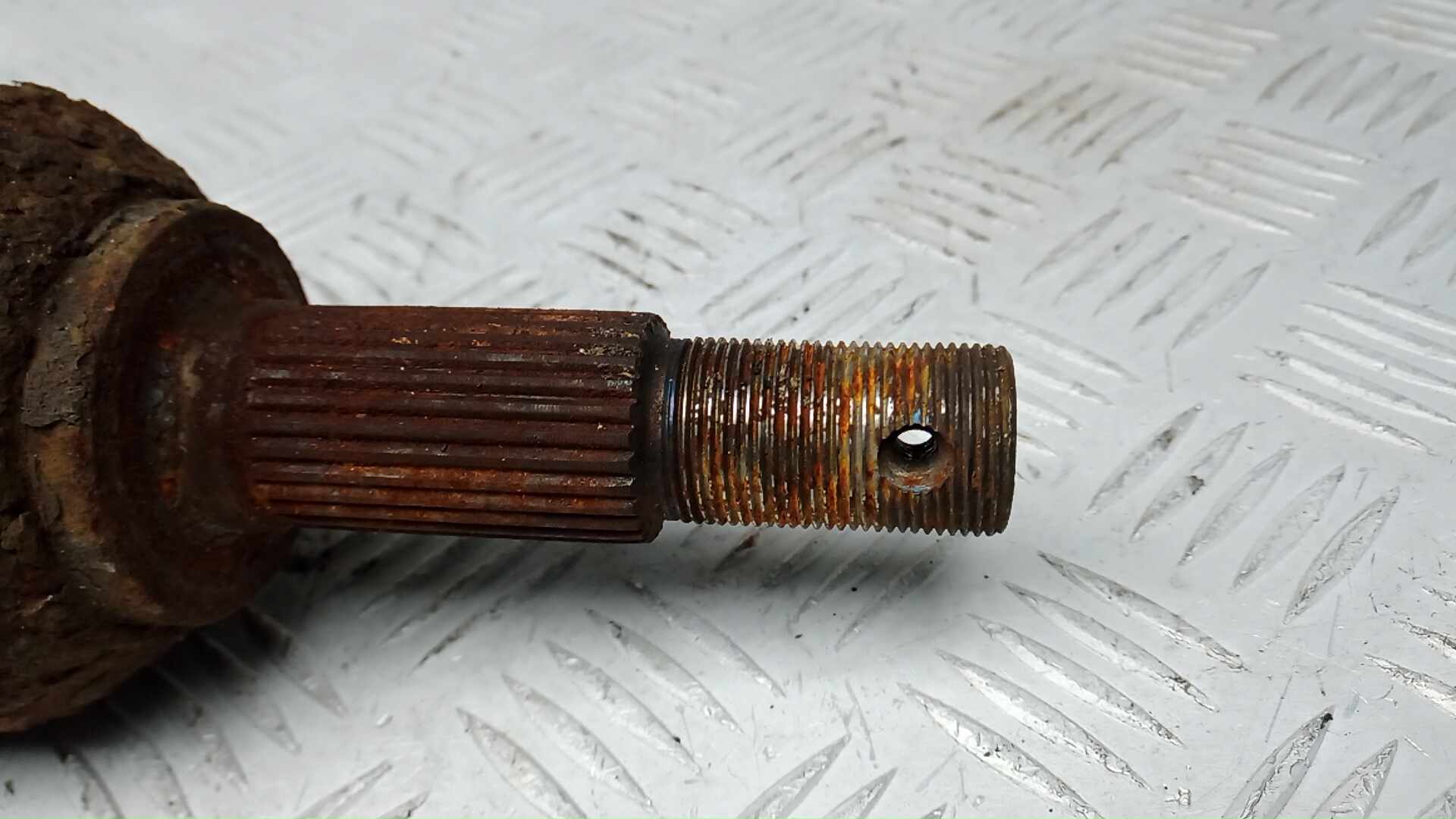 Полуось передняя левая