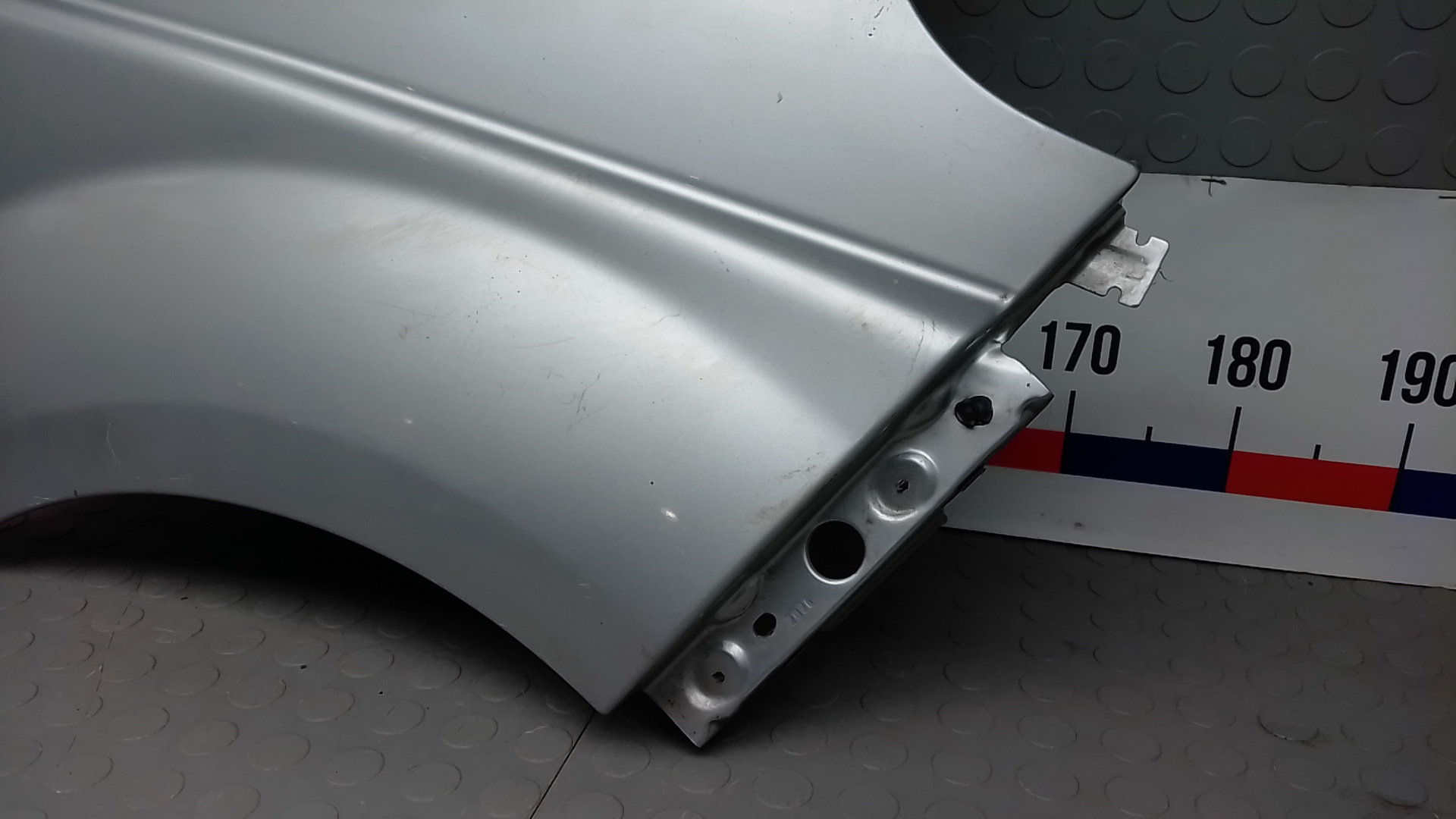 Крыло переднее правое