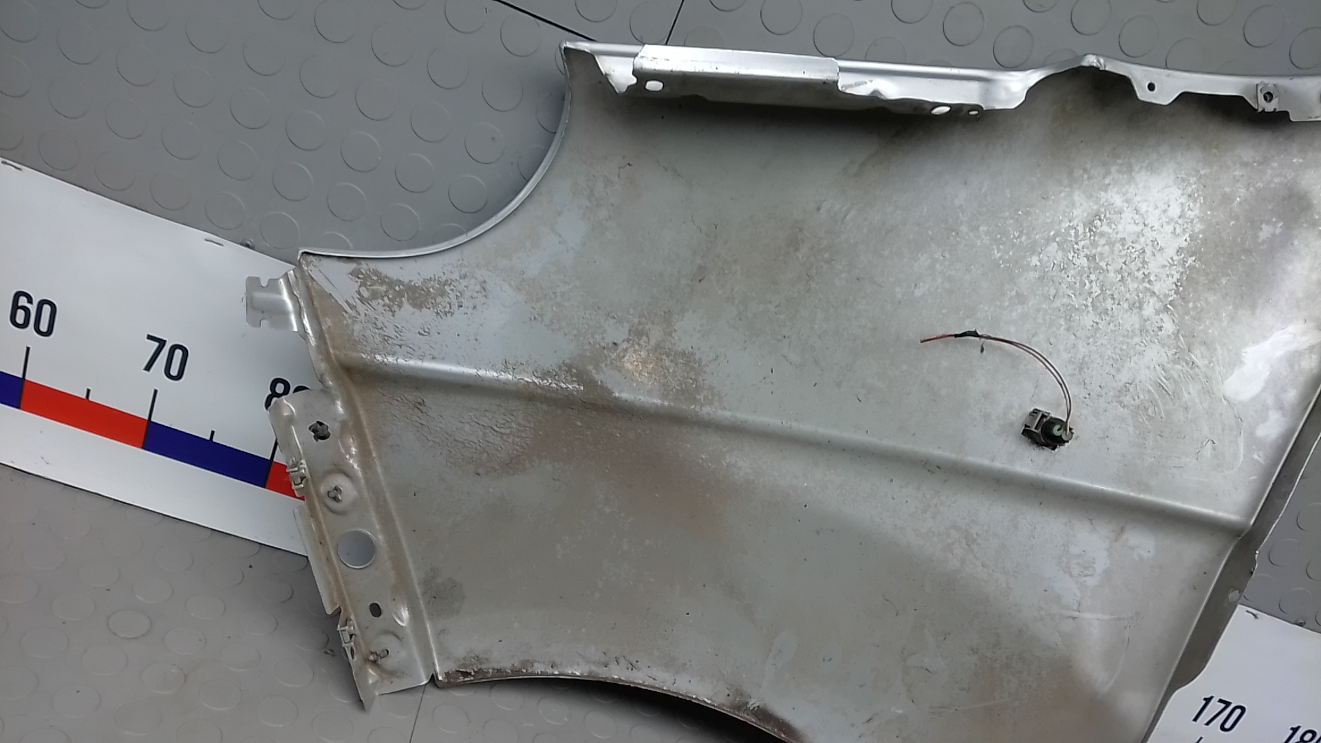 Крыло переднее правое