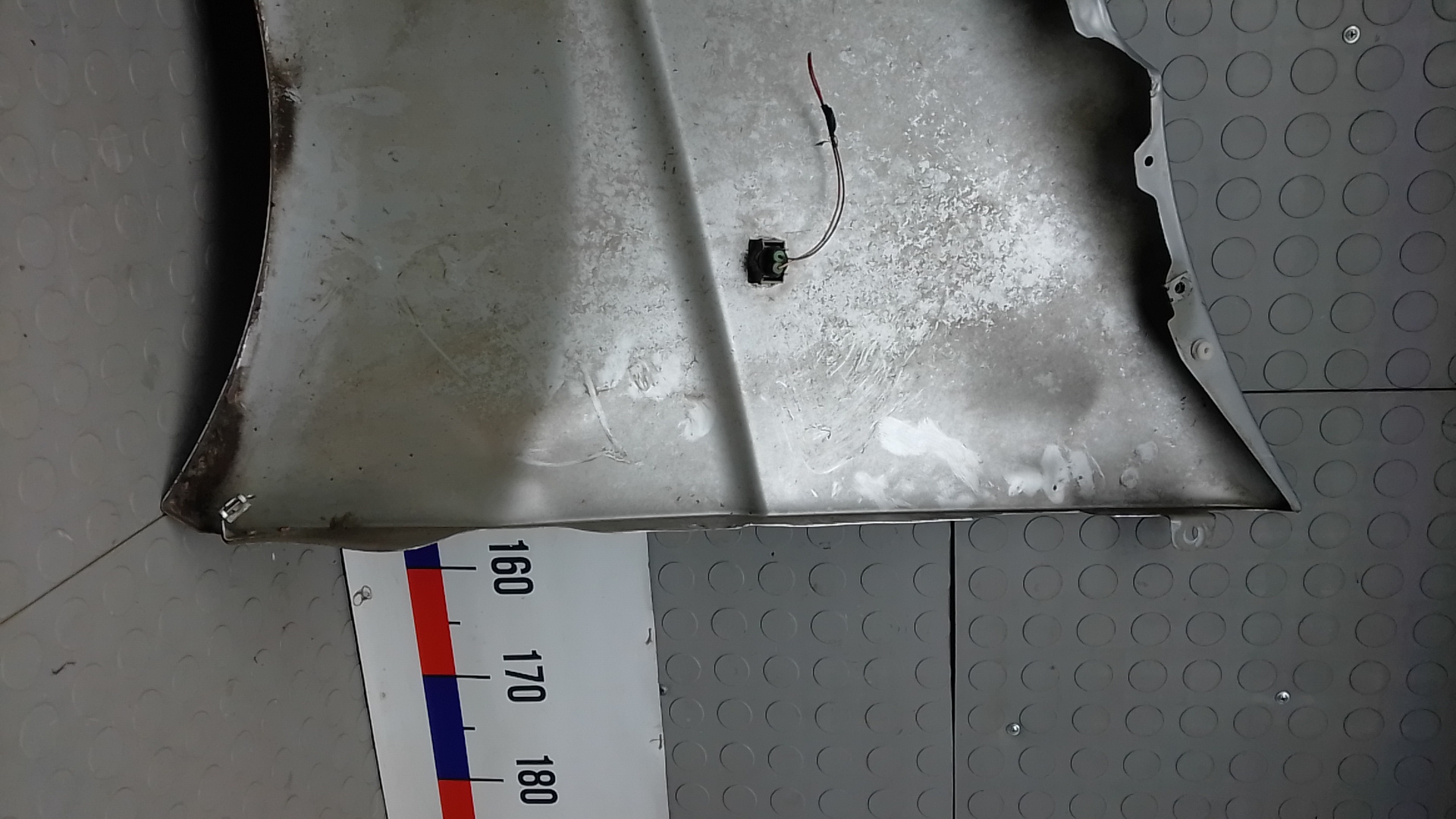 Крыло переднее правое