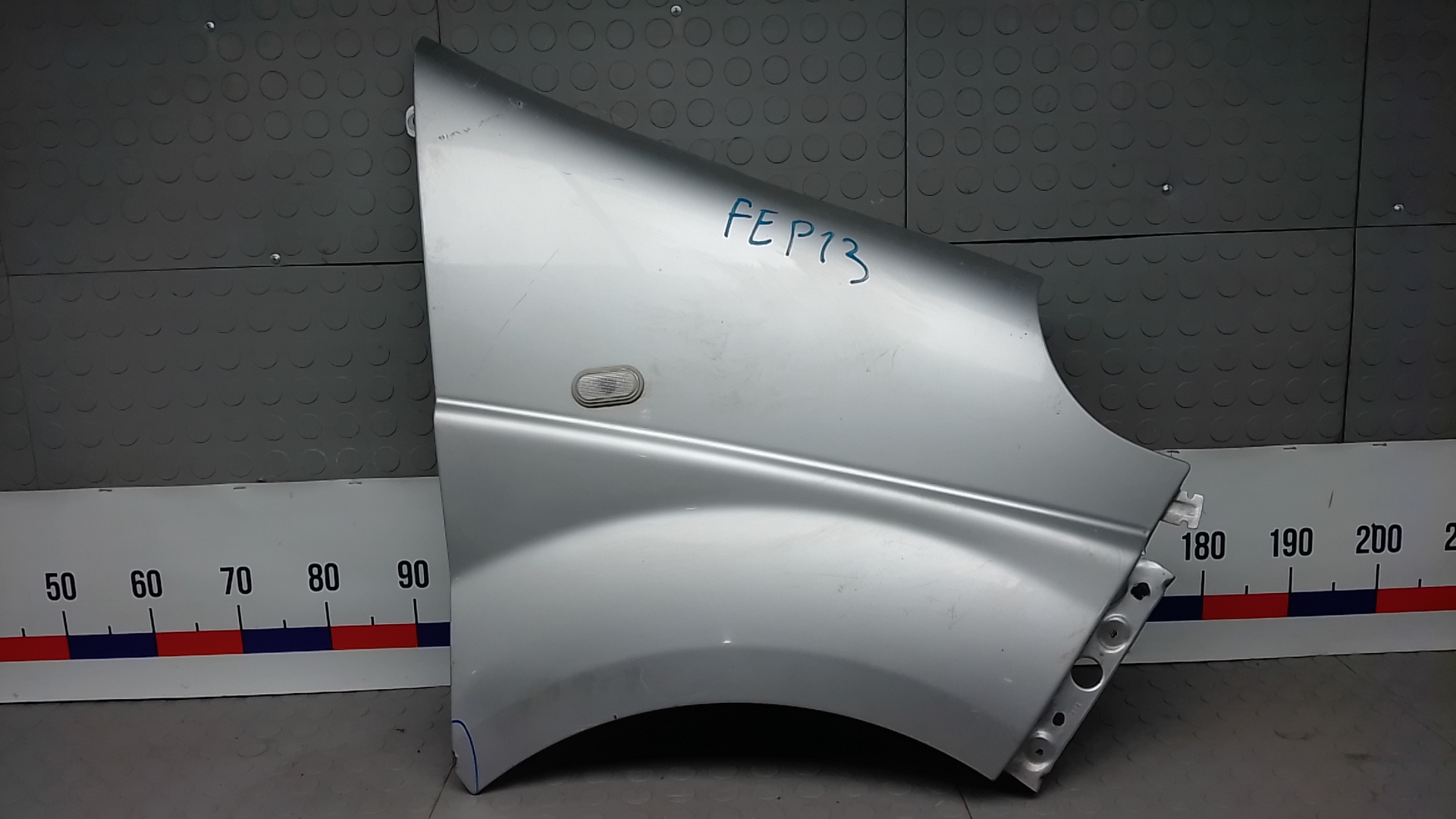 Крыло переднее правое