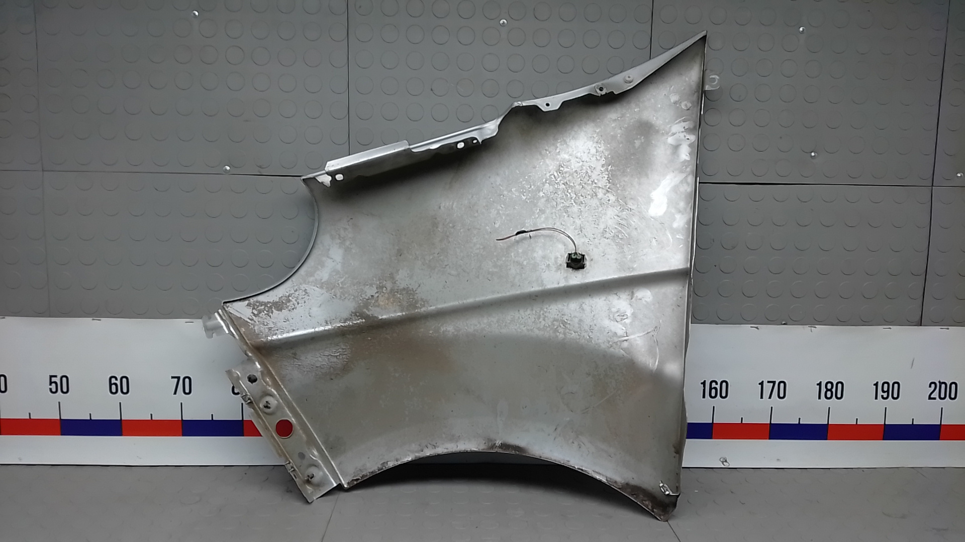 Крыло переднее правое