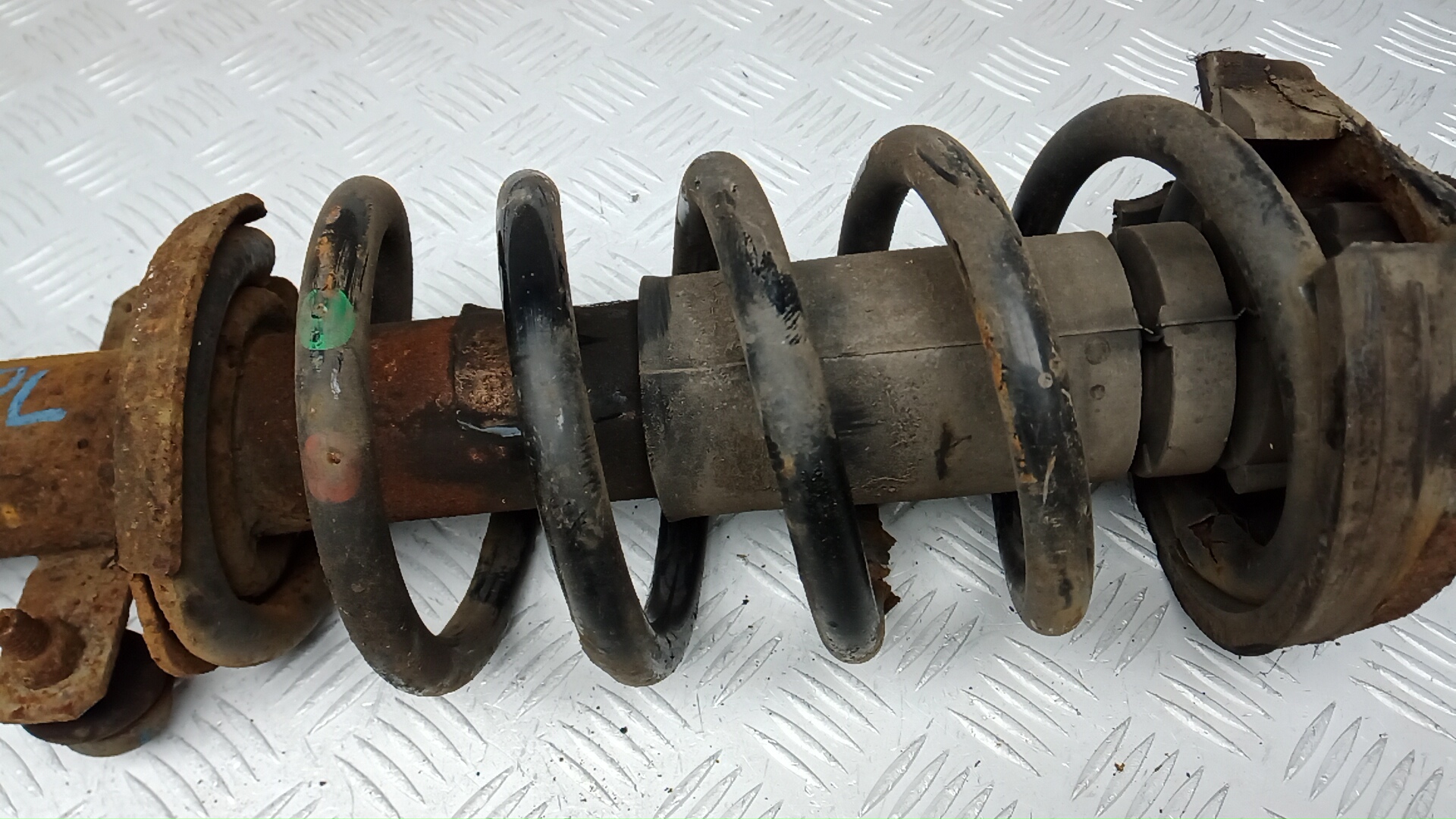 Амортизатор передний левый