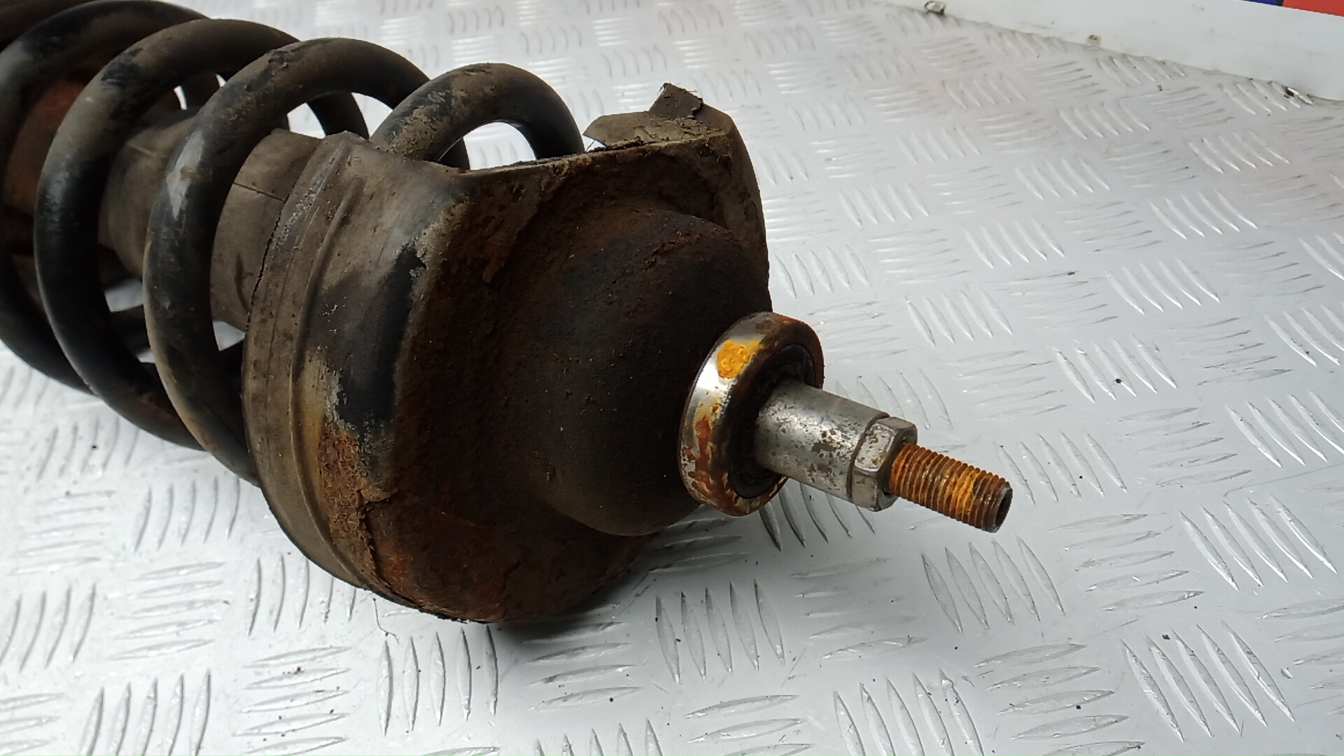 Амортизатор передний левый