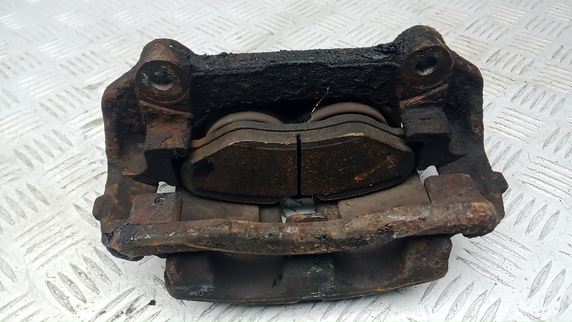 Суппорт передний левый