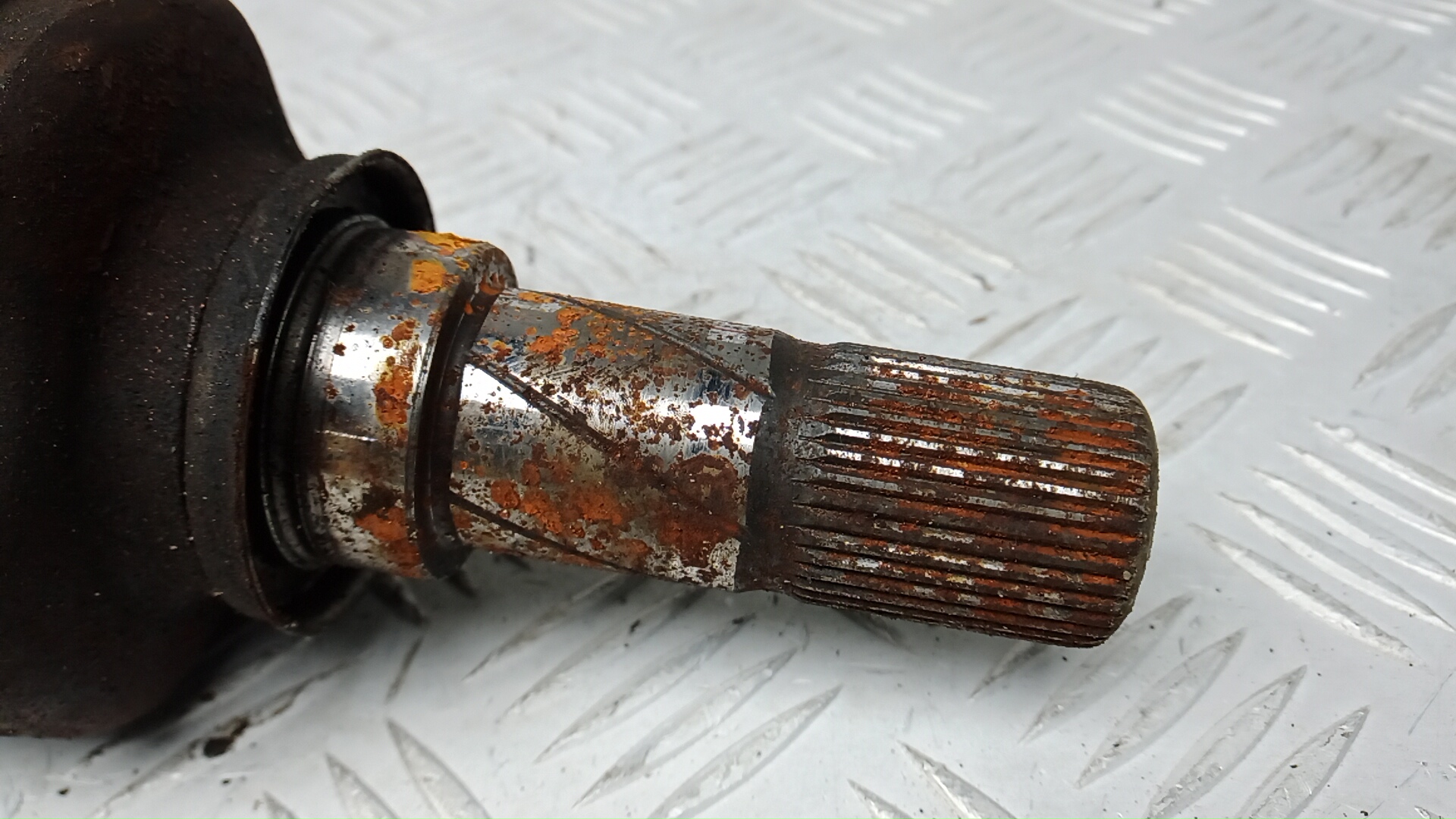 Полуось передняя левая