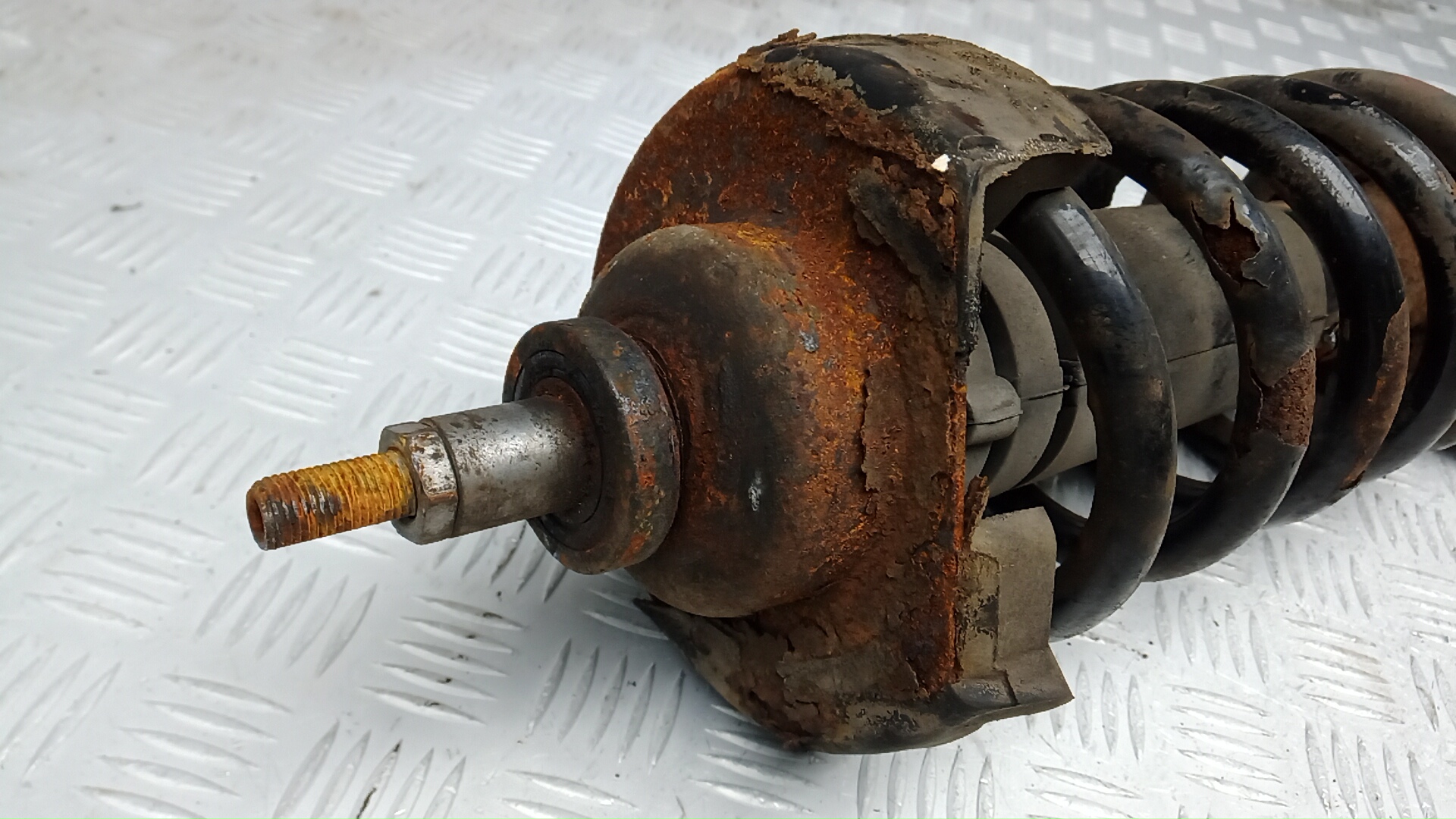 Амортизатор передний правый