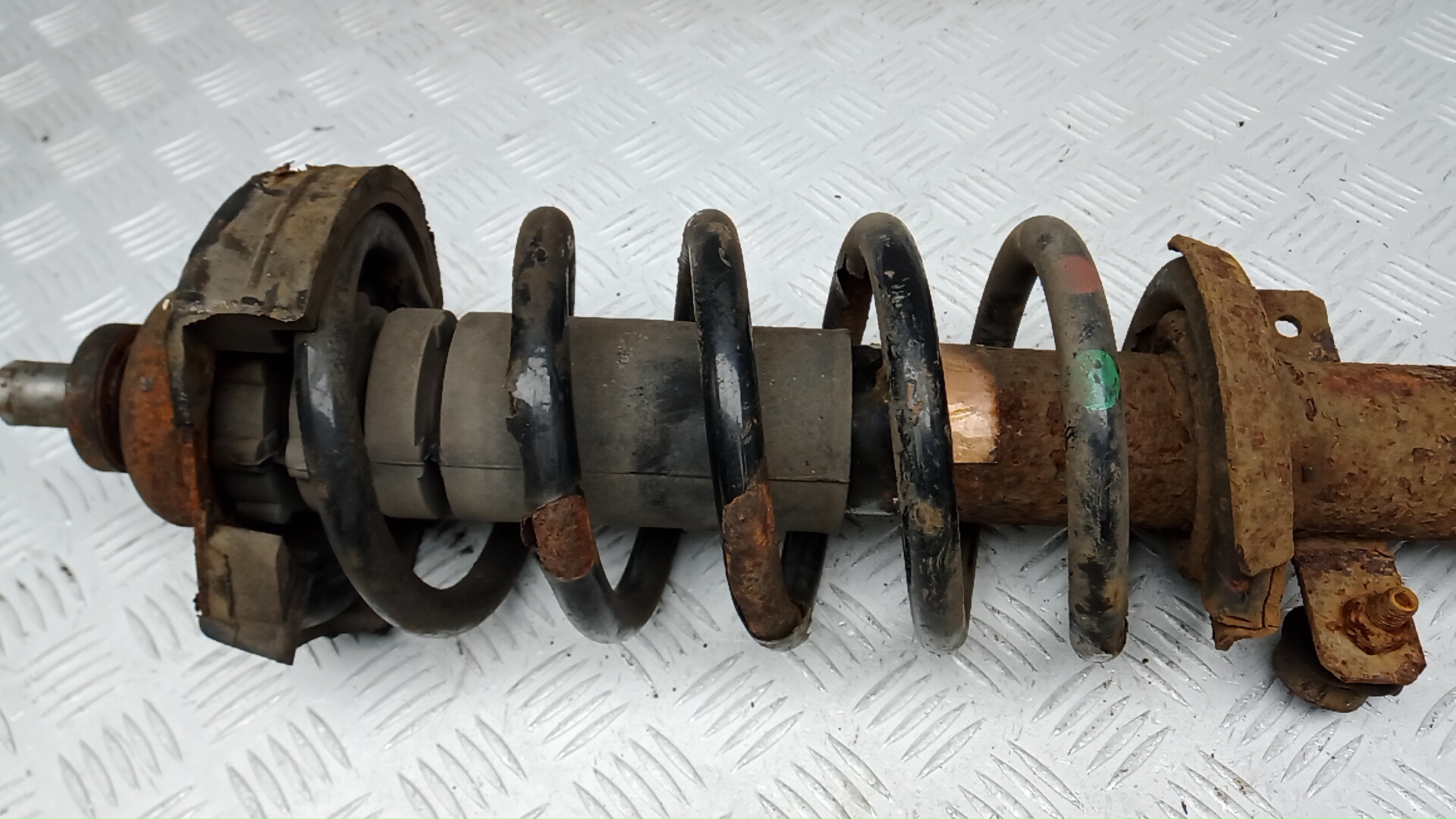 Амортизатор передний правый