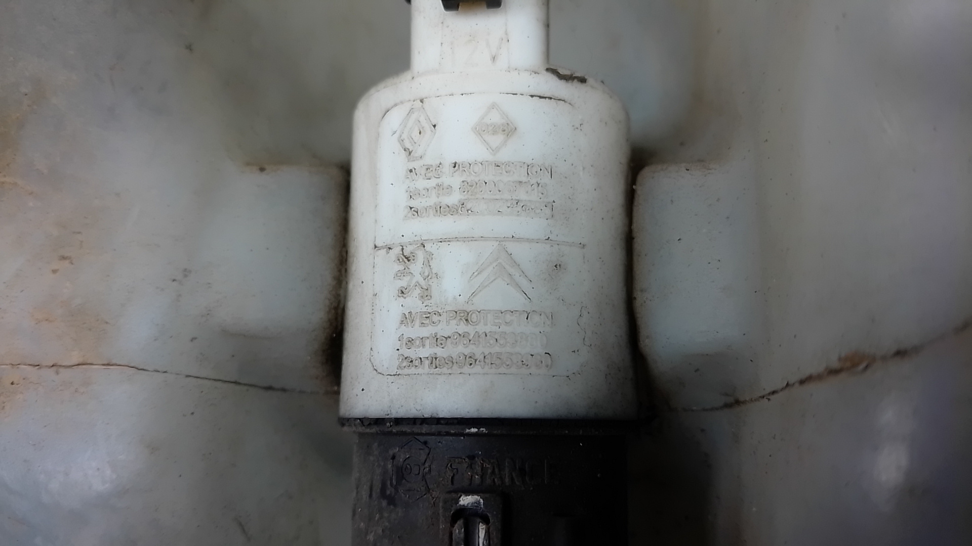 Бачок омывателя лобового стекла