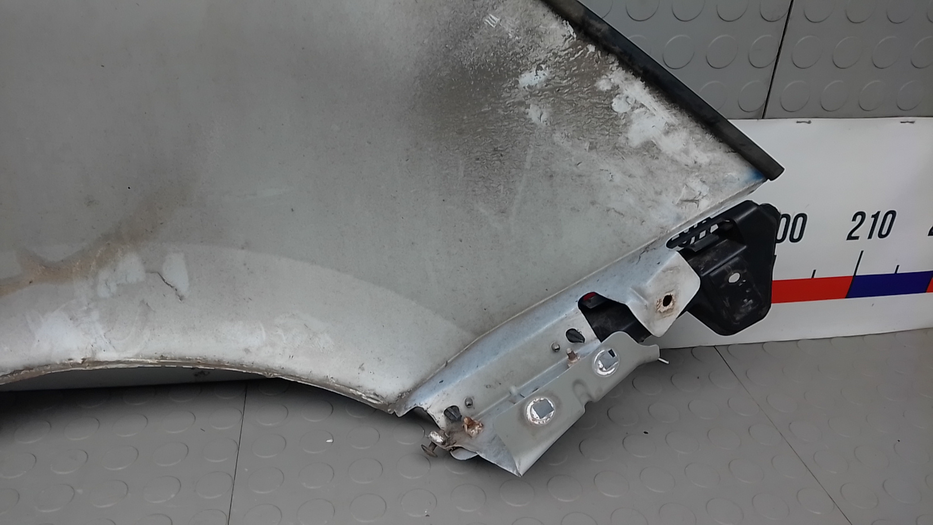 Крыло переднее левое