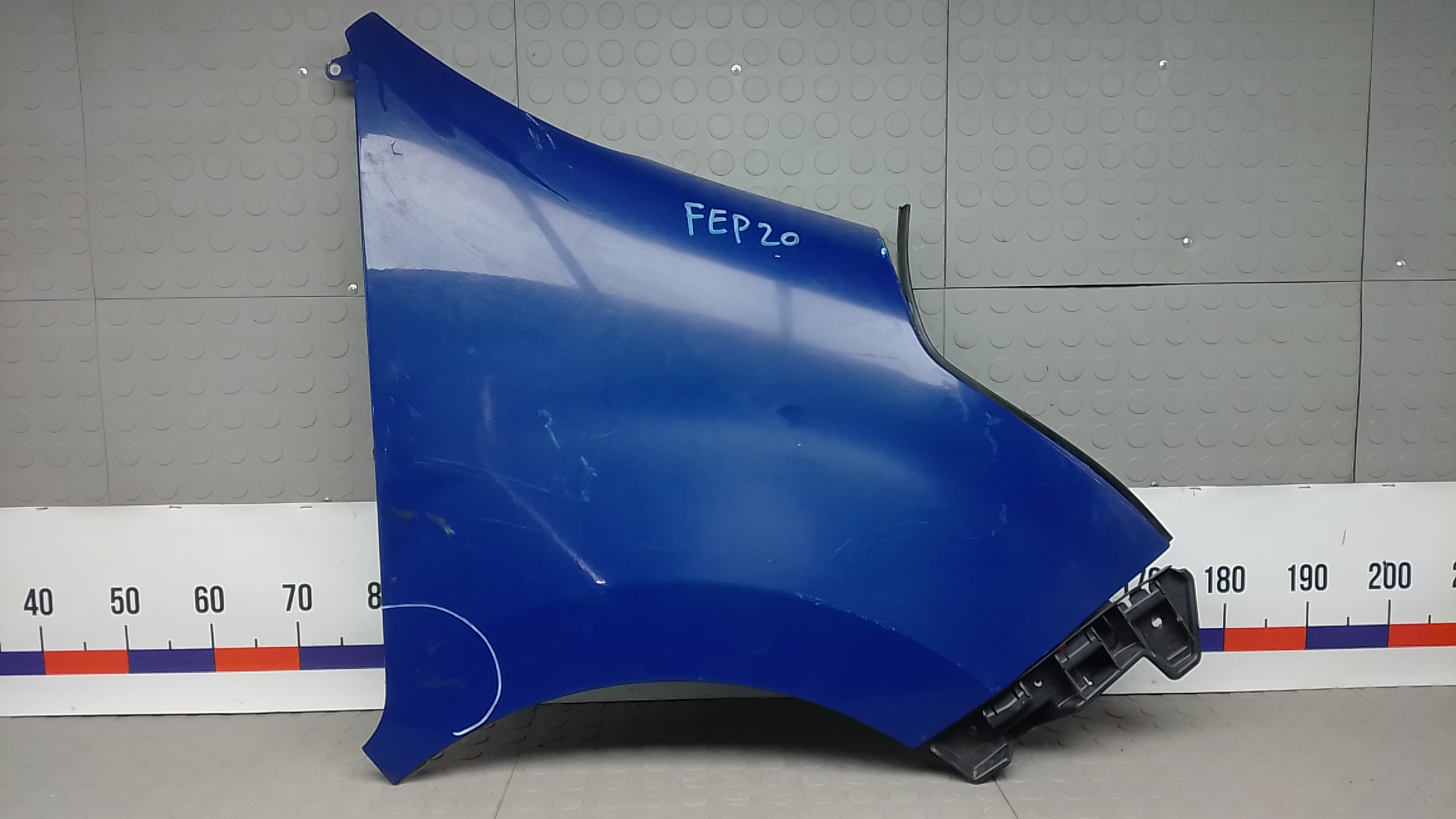 Крыло переднее правое