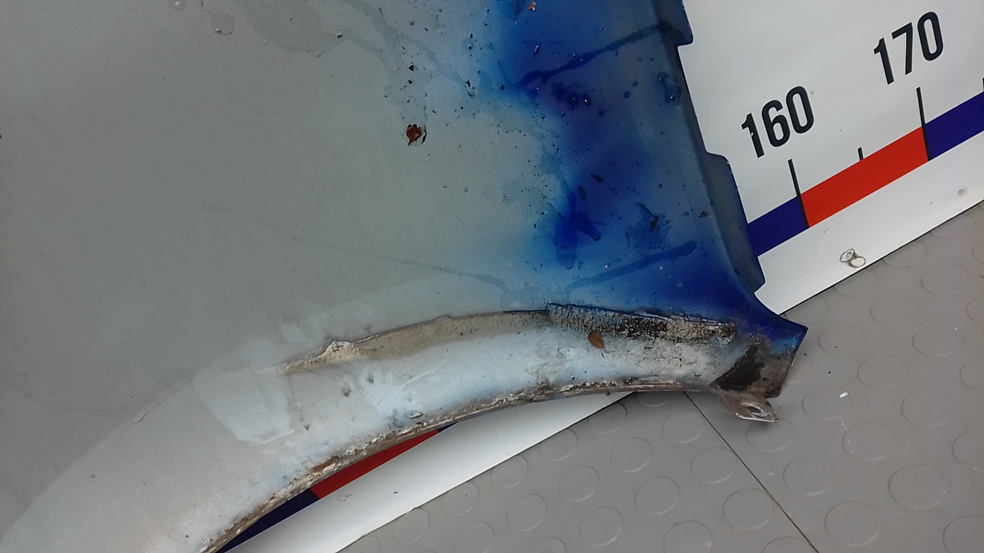 Крыло переднее правое