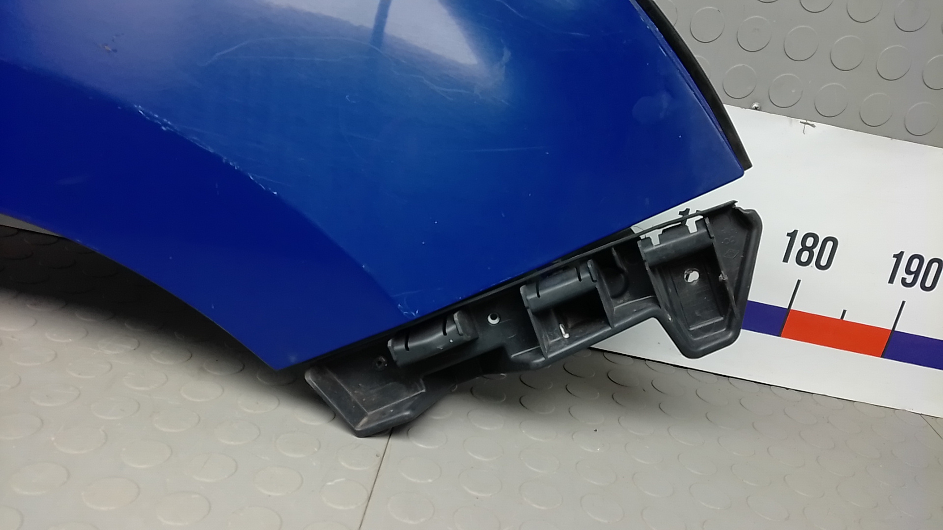 Крыло переднее правое