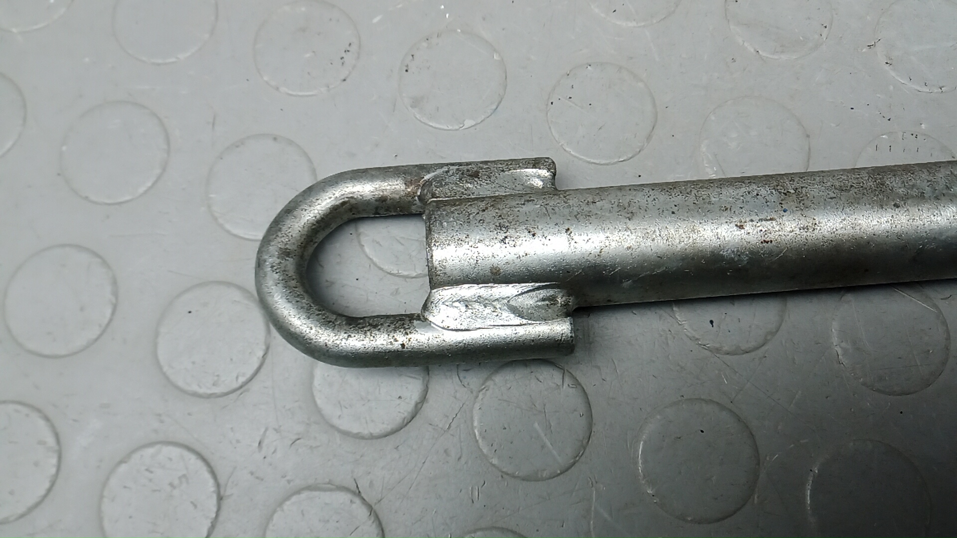 Крюк буксировочный