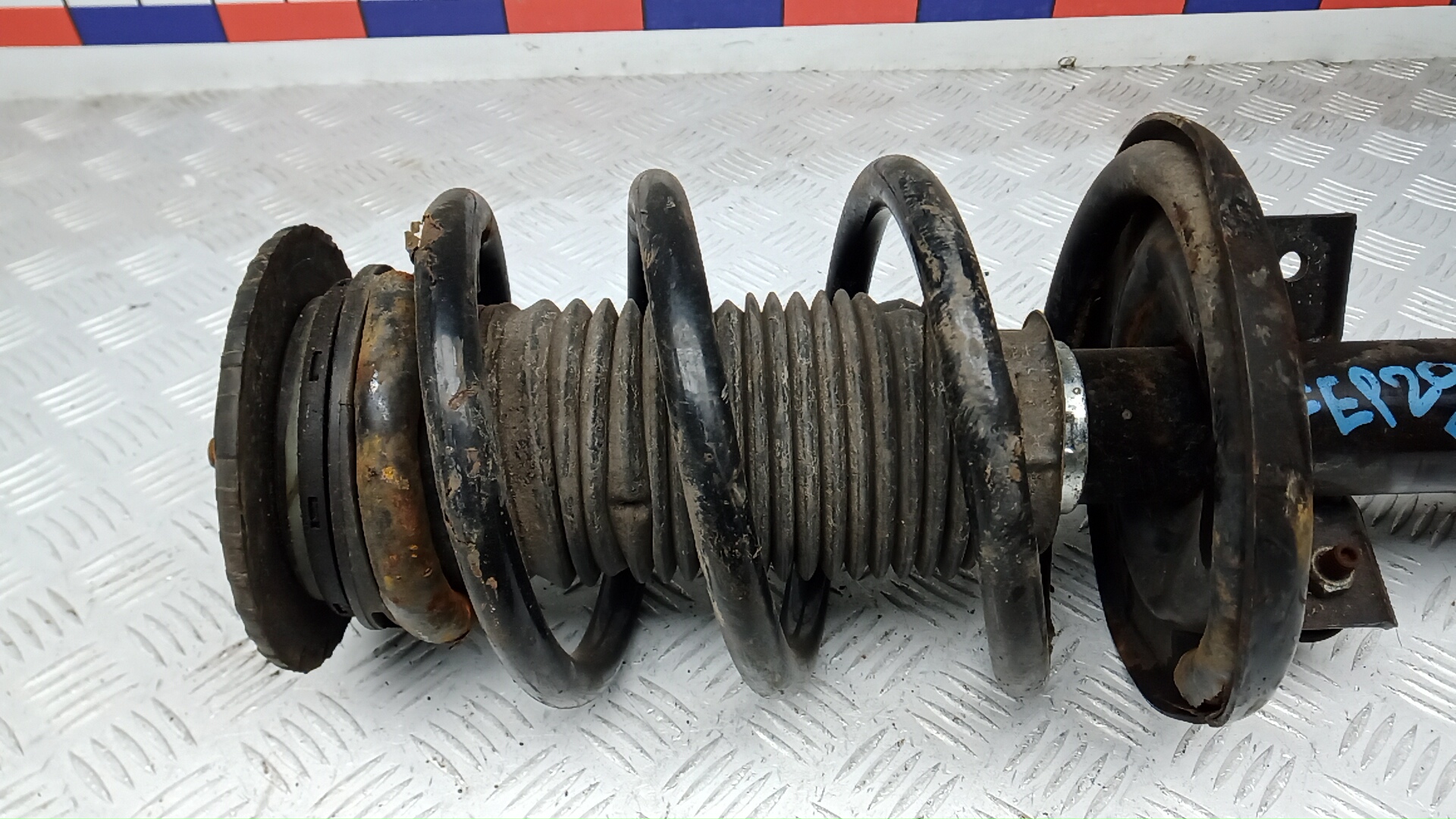 Амортизатор передний правый