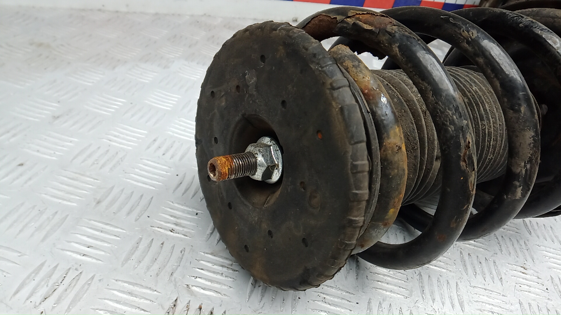 Амортизатор передний правый