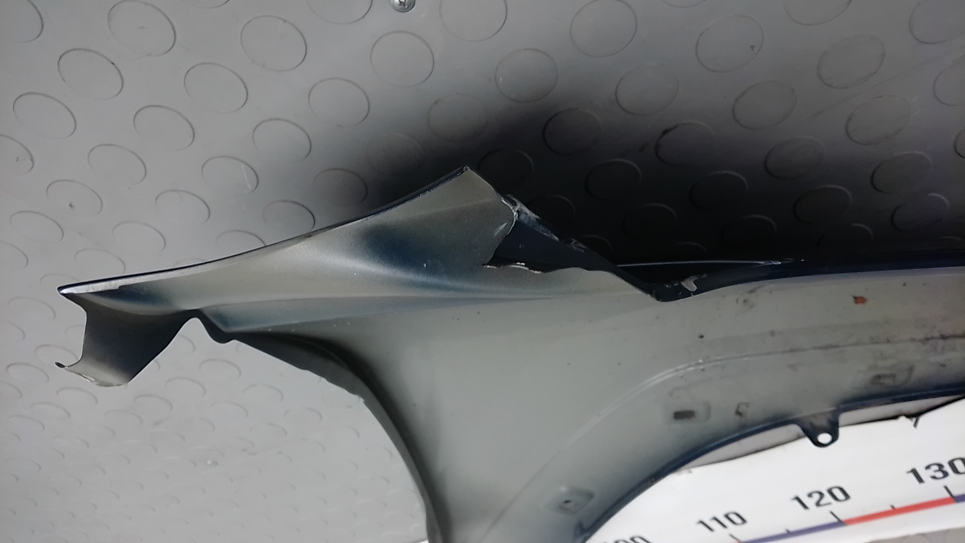 Крыло переднее левое