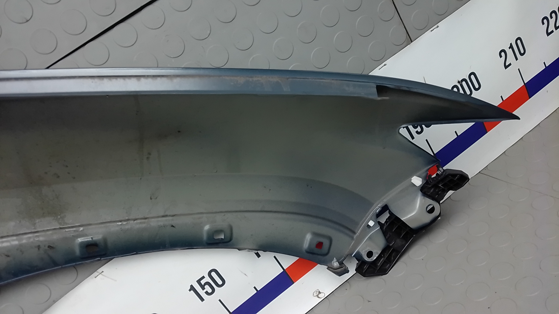 Крыло переднее левое