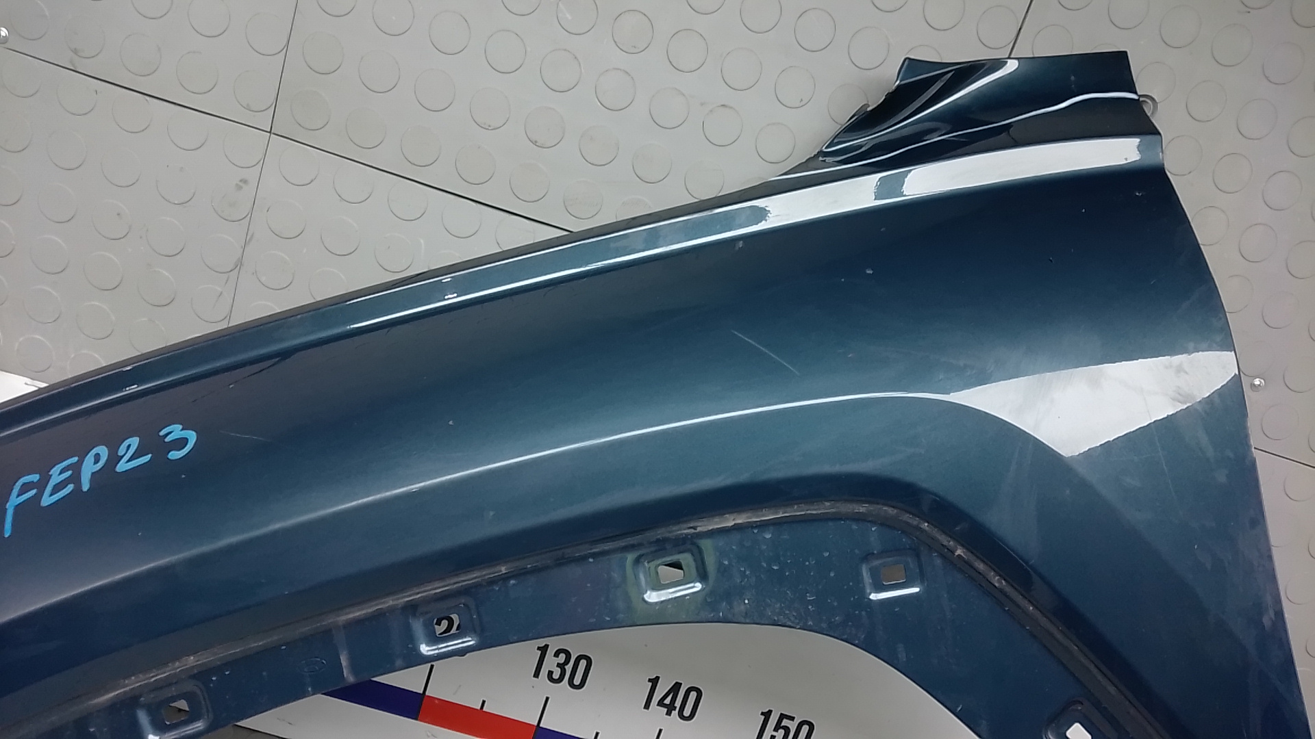 Крыло переднее левое