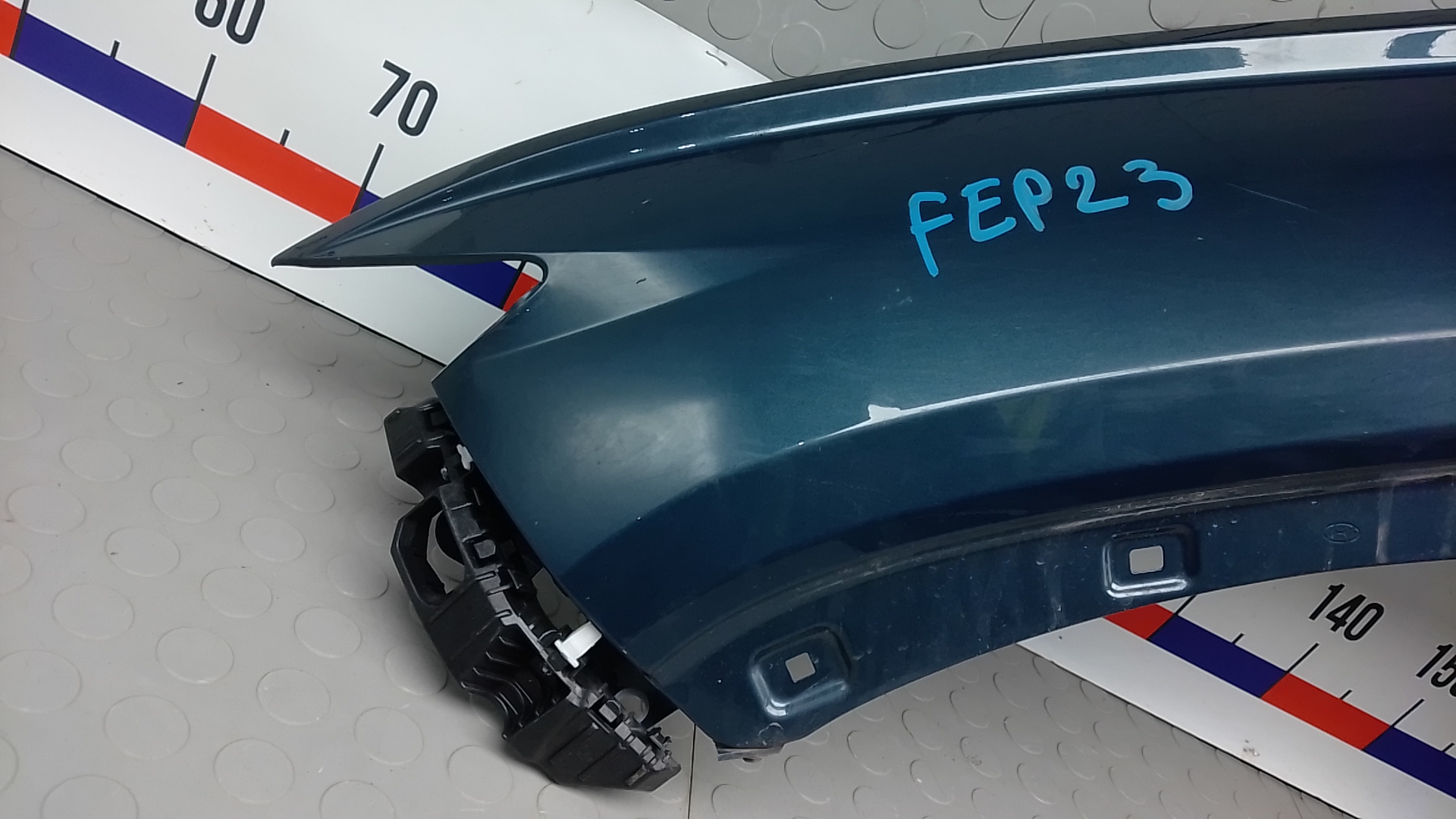 Крыло переднее левое