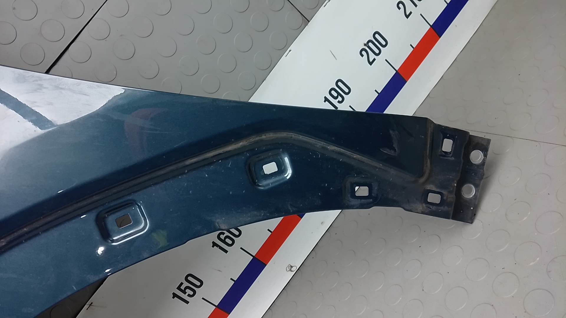 Крыло переднее левое