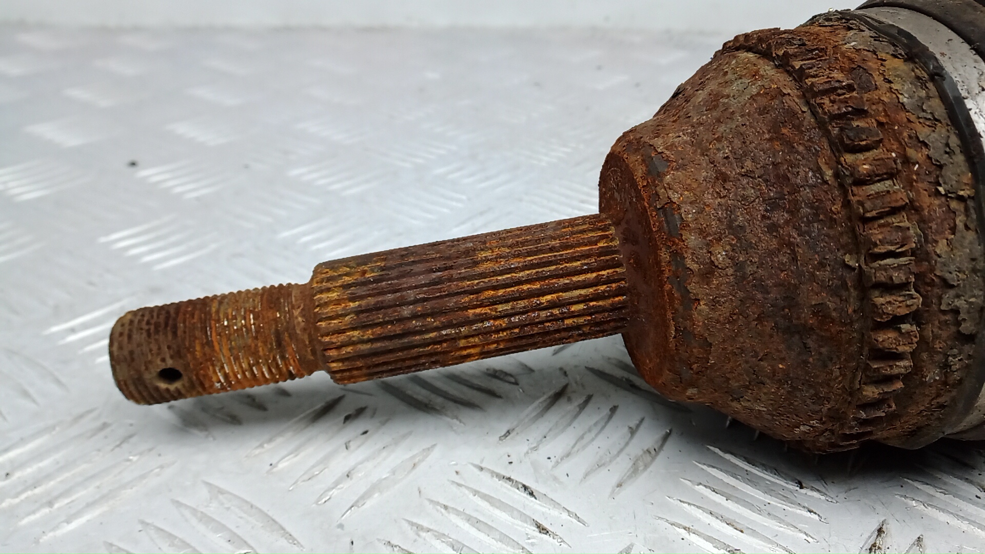 Полуось передняя левая