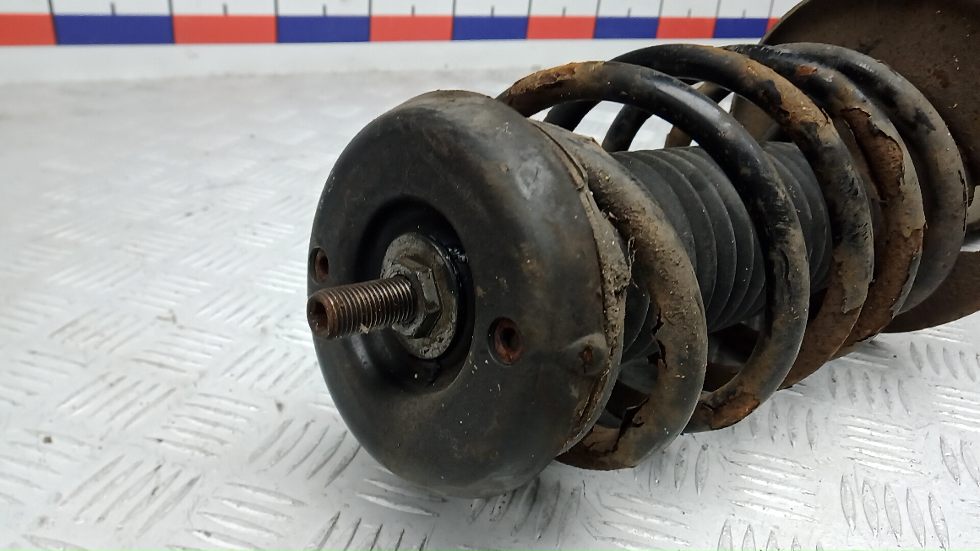 Амортизатор передний левый