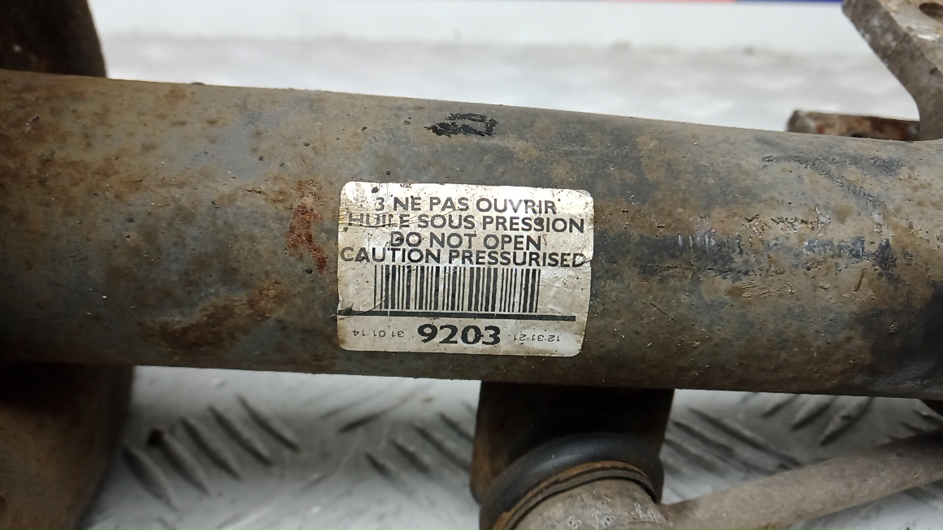 Амортизатор передний левый