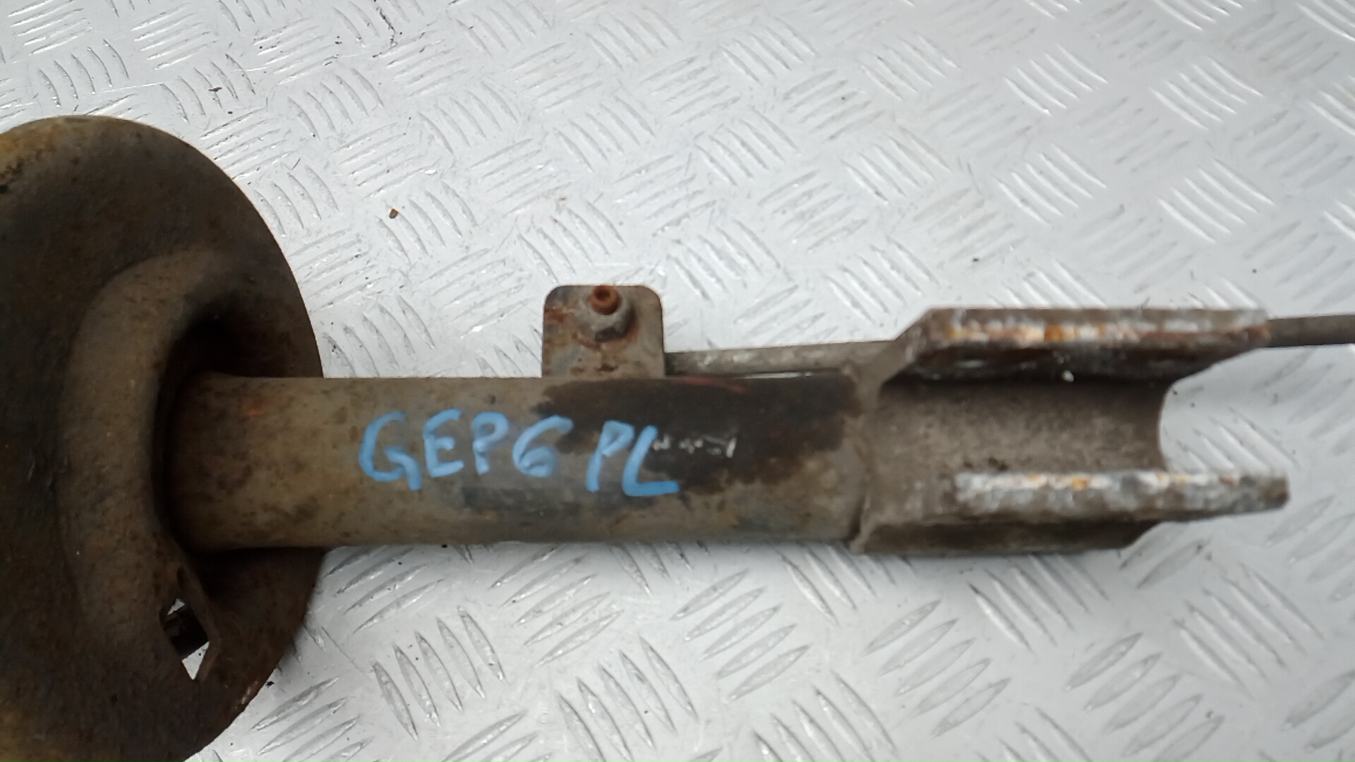 Амортизатор передний левый