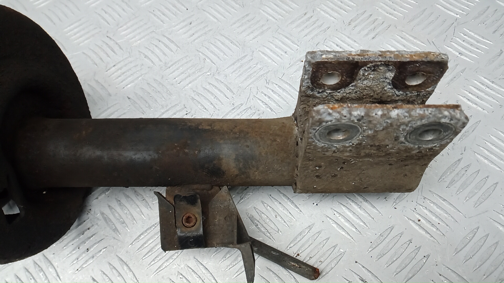 Амортизатор передний правый