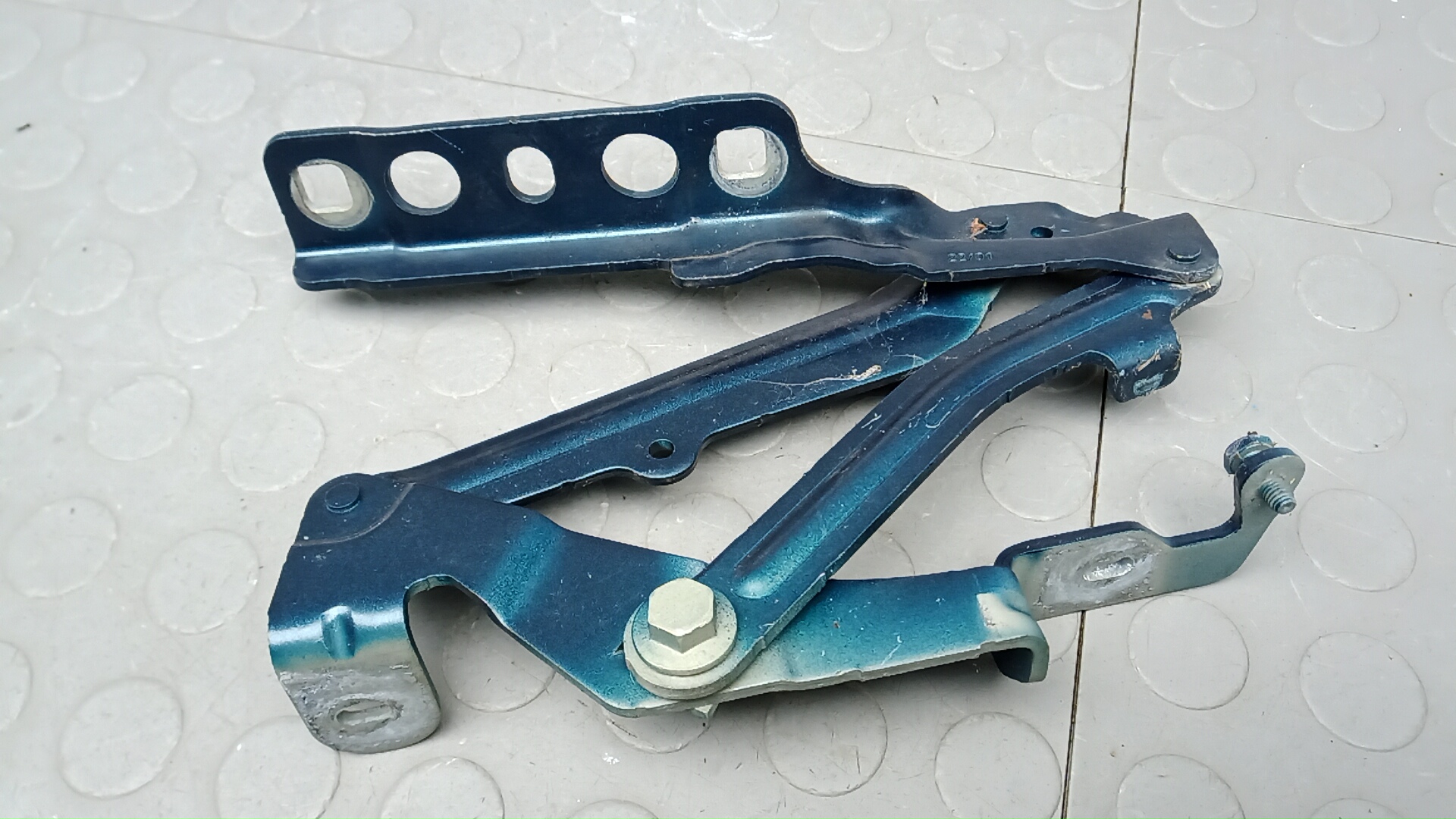 Петля капота