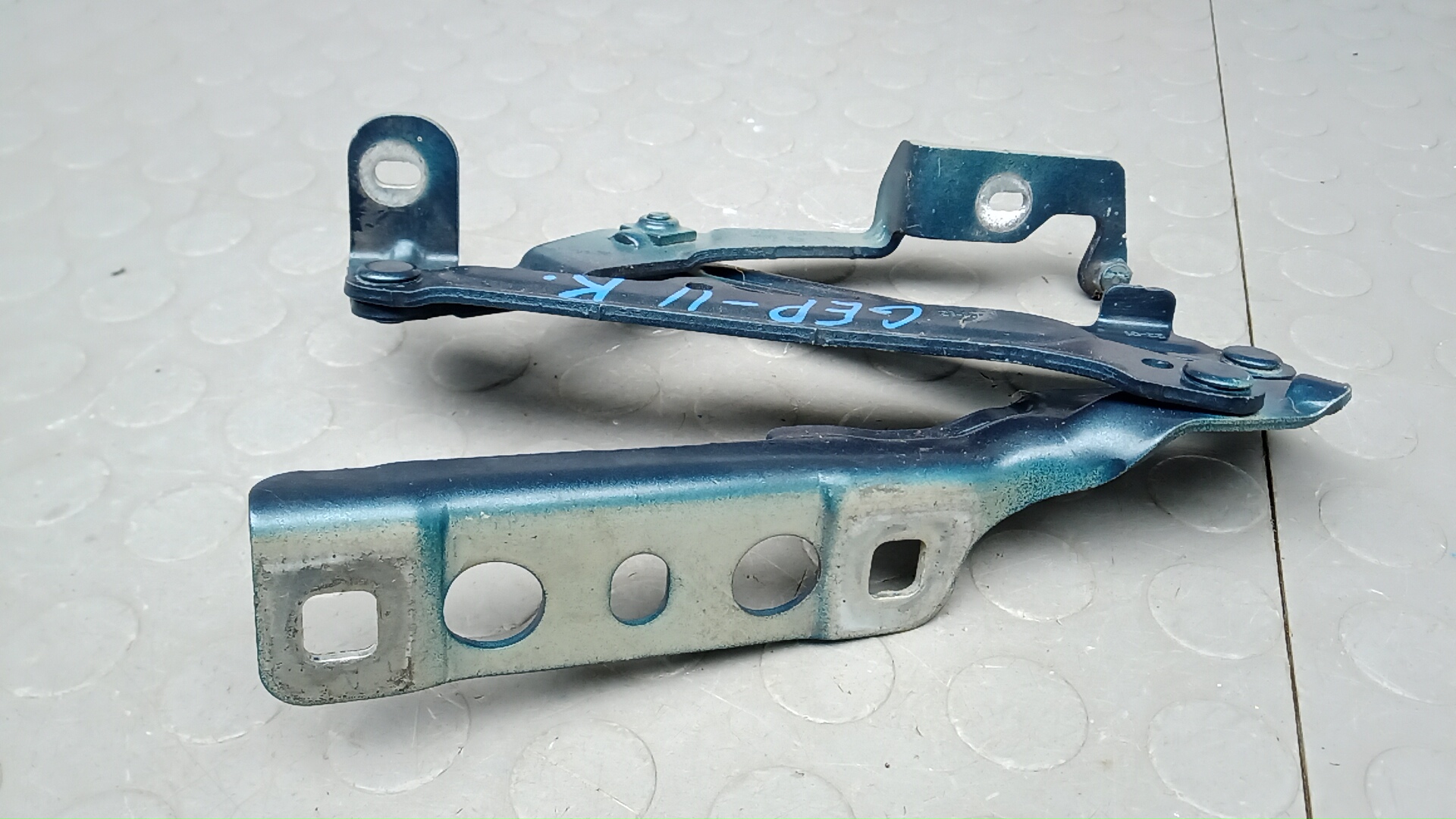 Петля капота